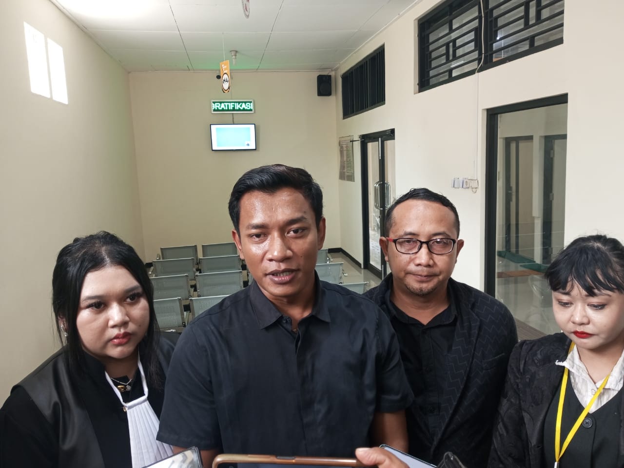 YAKIN : Tim hukum Hotman 911 saat memberikan keterangan usai persidangan di Pengadilan Negeri Pati, Selasa (15/10). (ACHMAD ULIL ALBAB/RADAR KUDUS)