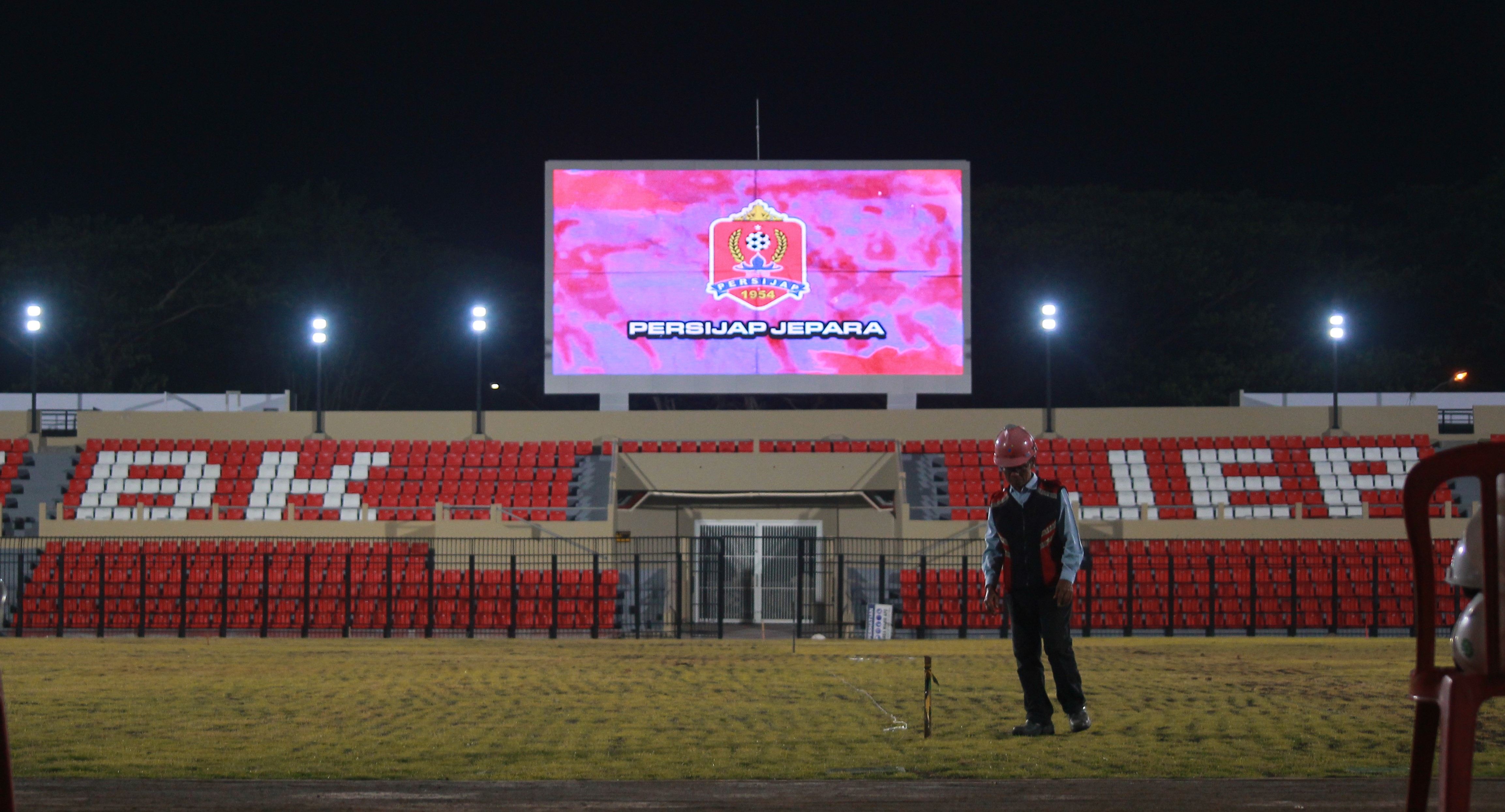 BELUM RAPAT: Petugas mengecek pertumbuhan rumput lapangan Stadion GBK Jepara beberapa waktu lalu. MOH. NUR SYAHRI MUHARROM/RADARPATI.ID