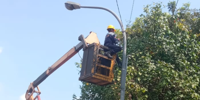 PERBAIKI LAMPU: Petugas dari Dinas Perumahan Pemukiman dan Perhubungan (Dinrumkimhub) memasang JPU di Kota Blora. (DINRUMKIMHUB UNTUK RADARPATI.ID)