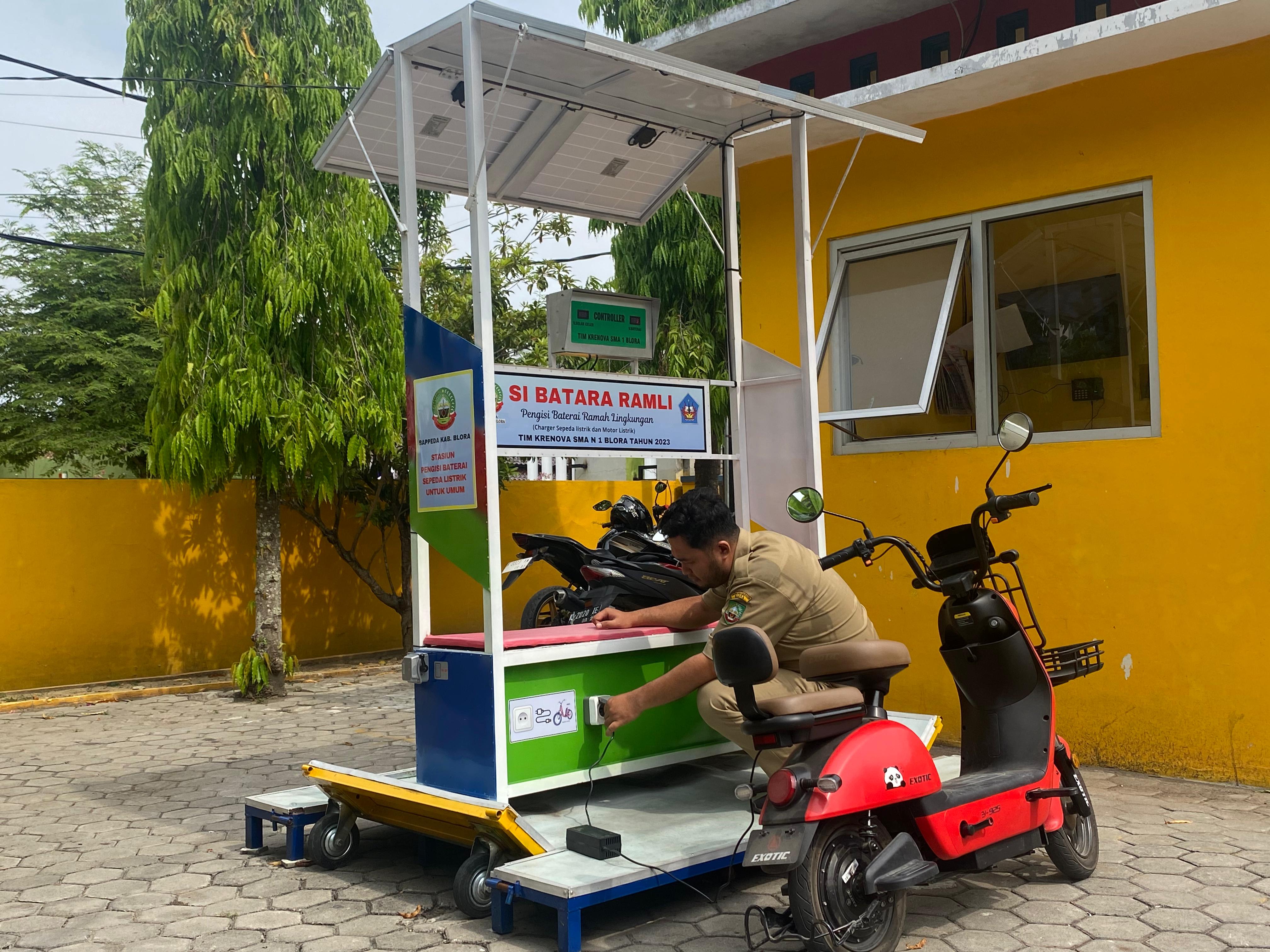 ENERGI TERBARUKAN: Alat inovasi Si Batara Ramli, alat pengisian baterai motor listrik ramah lingkungan. (ARIF FAKHRIAN KHALIM/RADARPATI.ID)