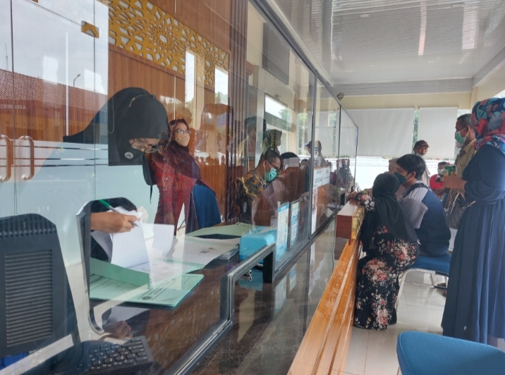 DILAYANI: Masyarakat mengurus administrasi di Kantor Imigrasi Pati belum lama ini. ANDRE FAIDHIL FALAH/RADARPATI.ID