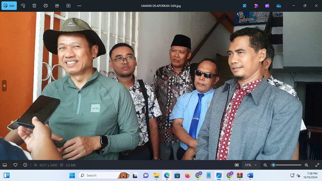 KLARIFIKASI: Calon Bupati Kudus Samani Intakoris bersama tim hukum usai melakukan klarifikasi di kantor Bawaslu Kudus kemarin. (INDAH SUSANTI/RADAR PATI)