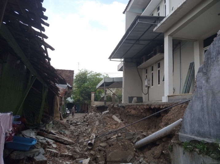 PARAH: Pagar tembok Dinas Perdagangan Koperasi dan Usaha Kecil Menengah (Dindagkop UKM) yang roboh. EKO SANTOSO/RADARPATI.ID