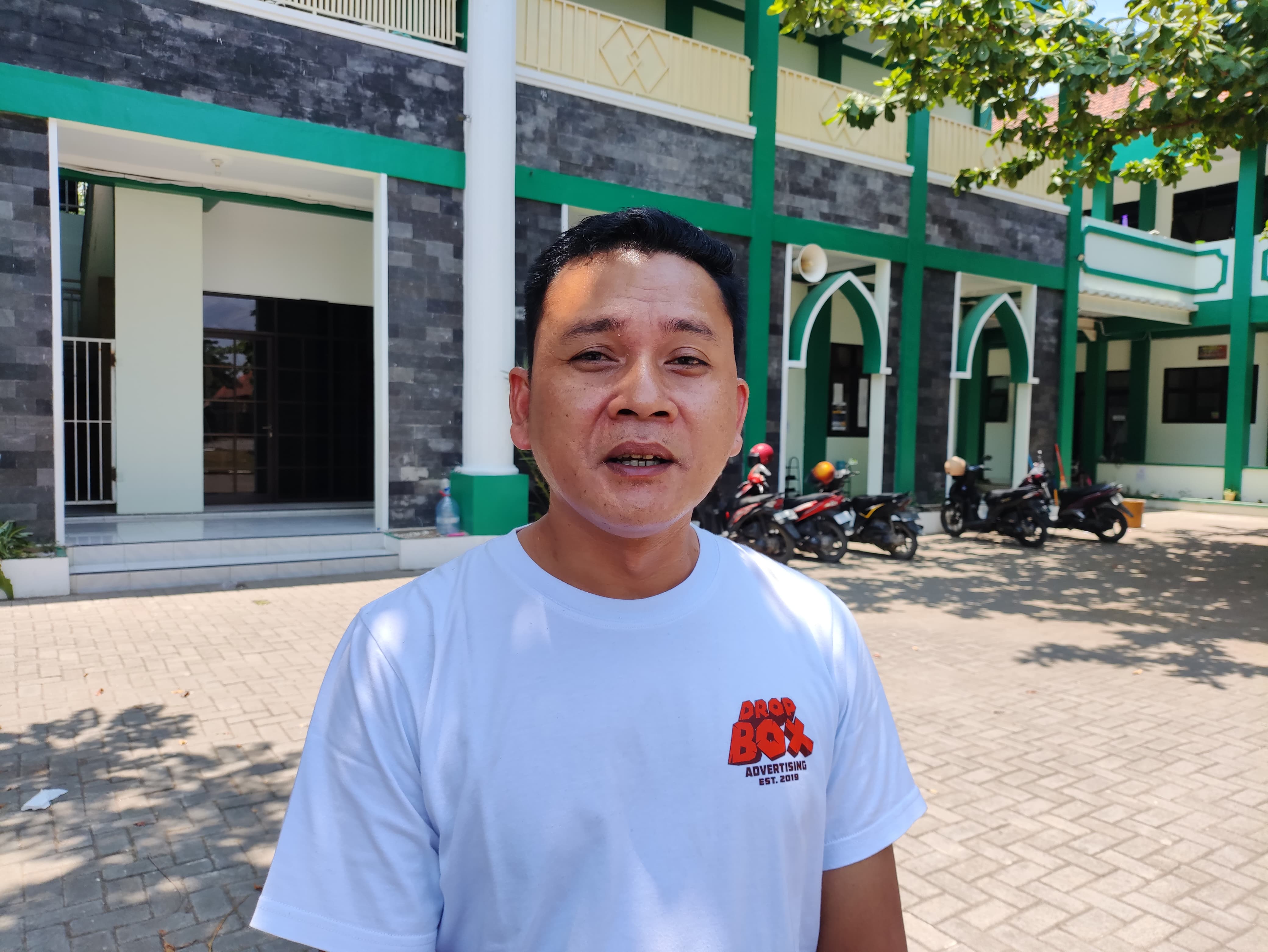 KEBANGGAAN: Keponakan Nusron Wahid, Arif Wahyudi memberikan ucapan selamat atas dilantiknya saudaranya menjadi menteri ATR/BPN. (GALIH ERLAMBANG W/ RADAR KUDUS)   &nbsp;