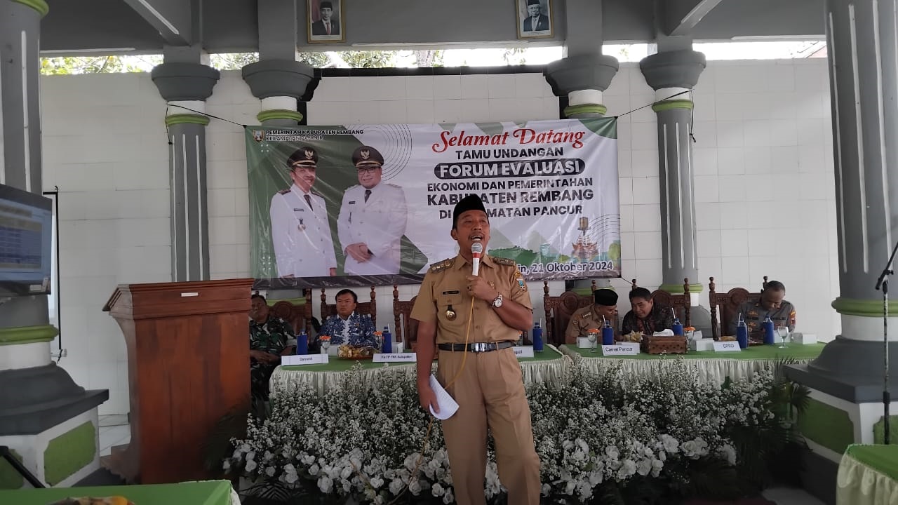 GAYENG: Bupati Rembang Abdul Hafidz memimpin langsung forum evaluasi ekonomi dan pemerintahan di kecamatan-kecamatan.