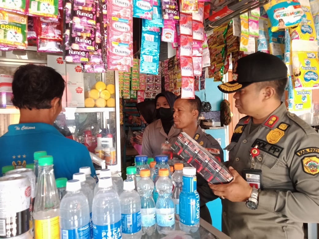 DIAMBIL: Satpol PP Pati merazia berbagai warung di desa-desa baru-baru ini.
