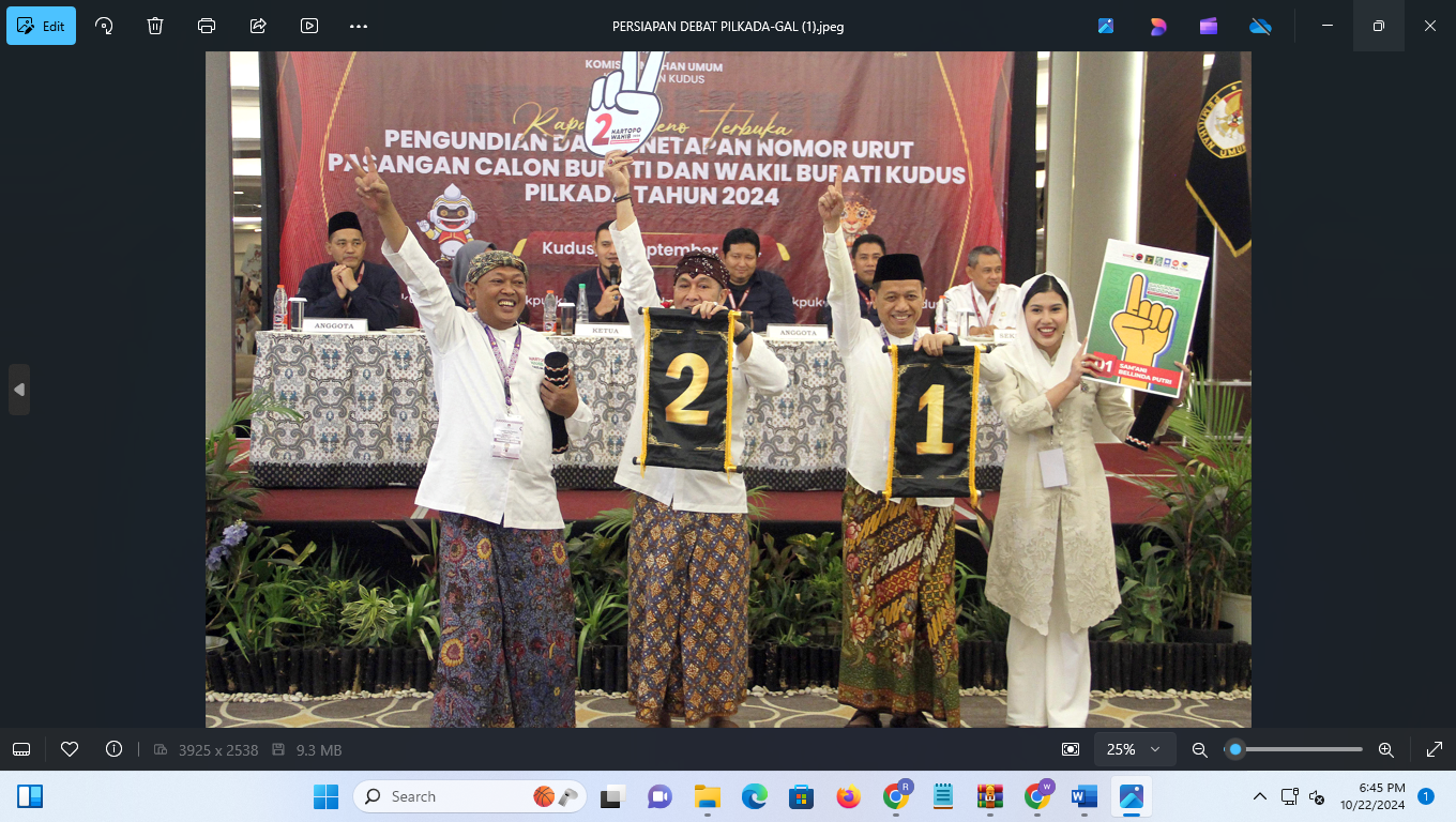 HEAD TO HEAD: Dua Paslon bupati dan wakil bupati Kudus saat mengambil nomor urut. (GALIH ERLAMBANG W/ RADARPATI)