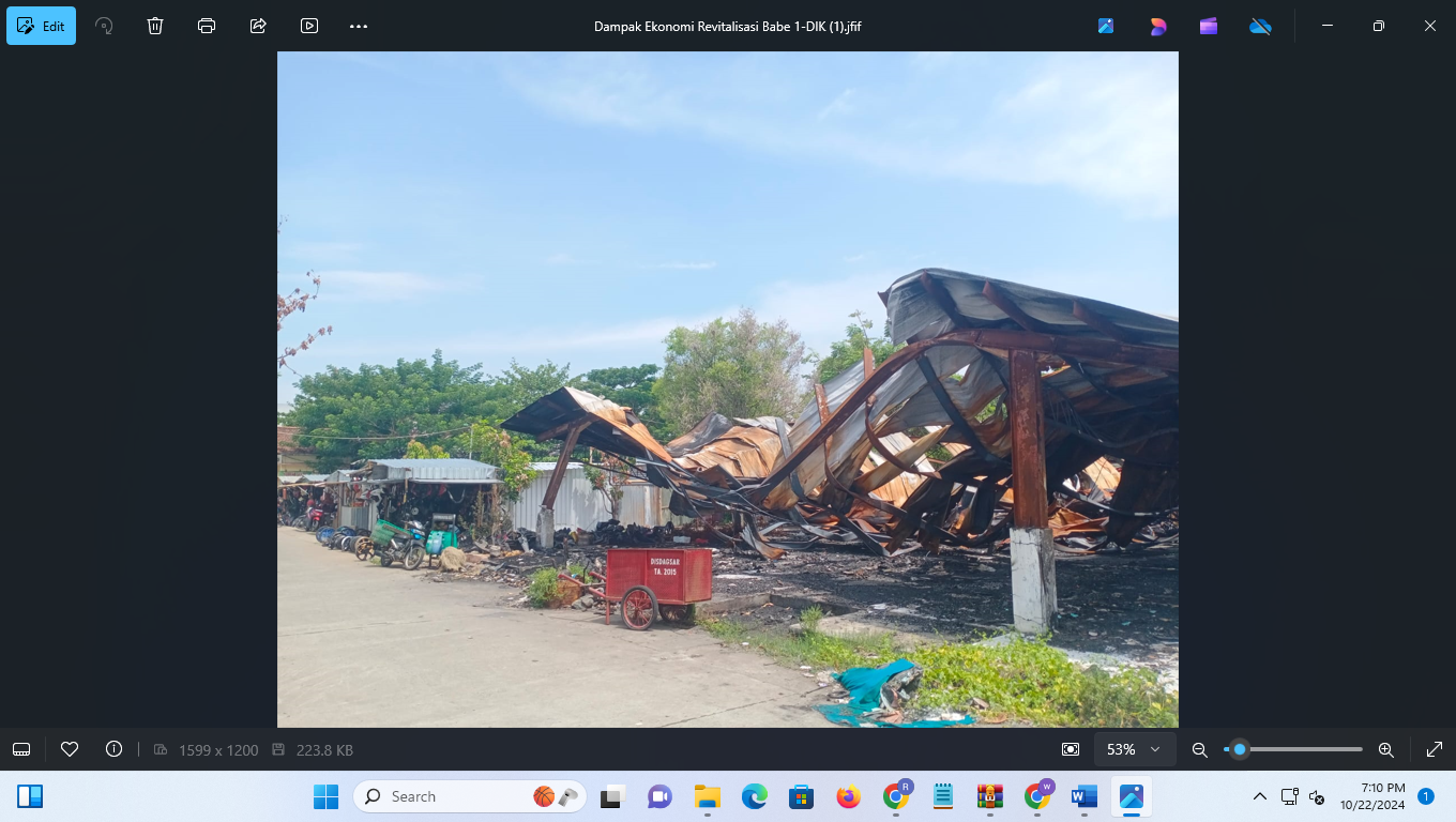 PASCA KEBAKARAN: Pedagang Pasar Babe pindah lokasi sementara di parkiran pasar baru-baru ini. (ANDIKA TRISNA SAPUTRA/RADAR PATI)