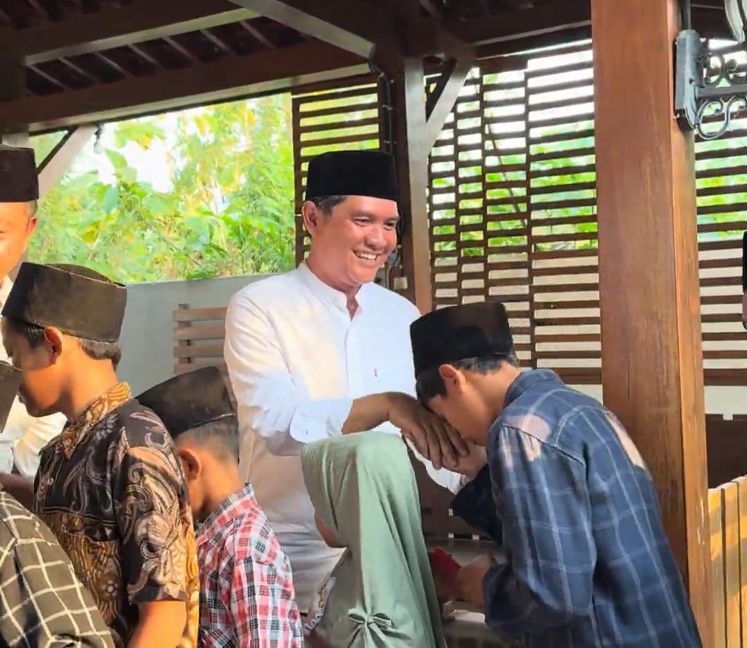 AKRAB : Calon Bupati Pati Wahyu Indriyanto bersama anak-anak beberapa waktu lalu. (TIM WAHYU SUHARYONO UNTUK RADAR PATI)