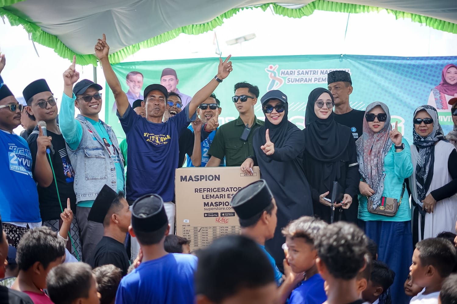 ANTUSIAS: Paslon bupati dan wakil bupati Rembang nomor urut 01 Vivit-Umam dan relawan Lutfi-Yasin mengikuti acara jalan sehat bersama warga Sarang, Minggu (20/10).