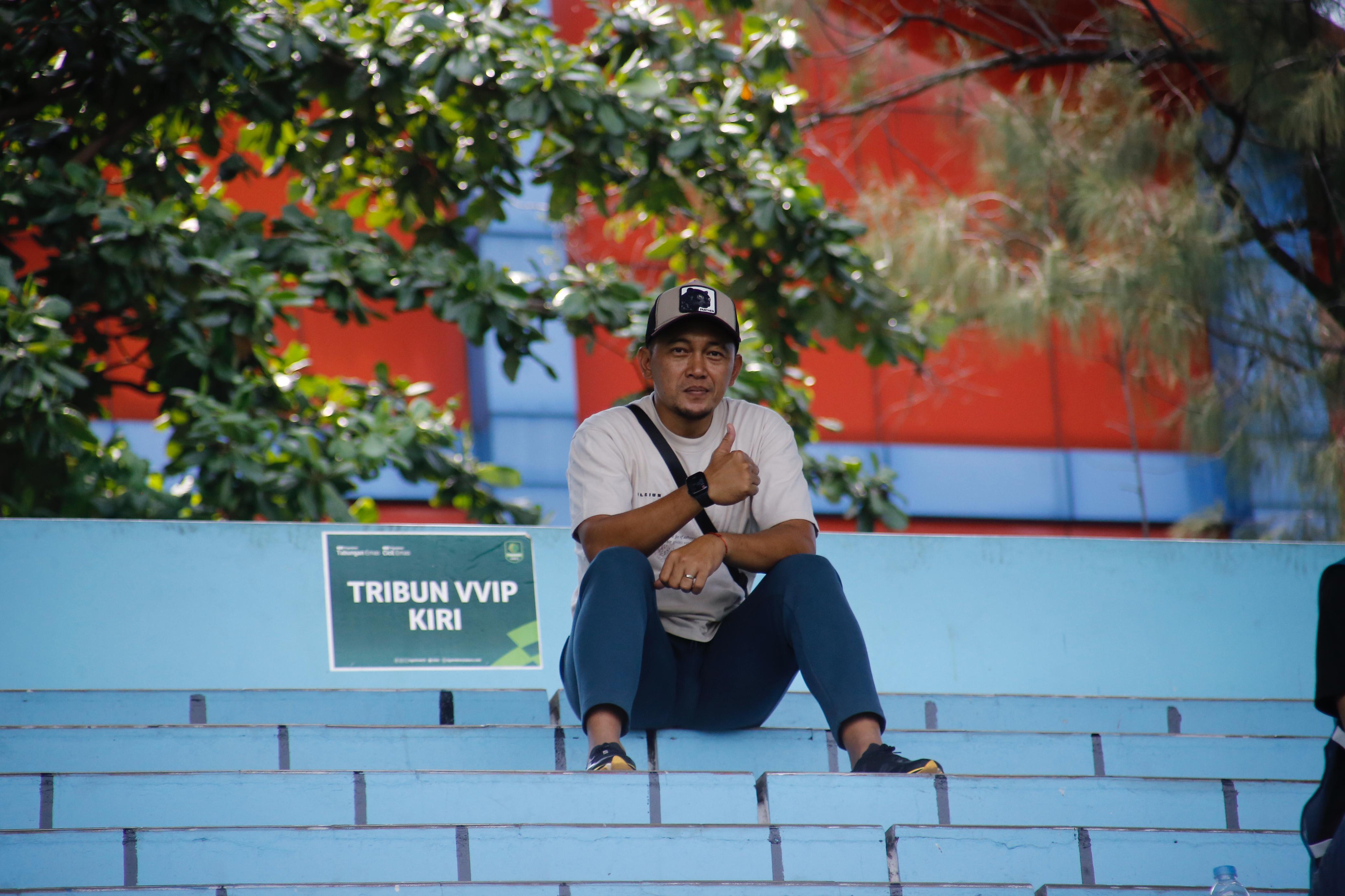 DIPANGGIL LAGI: Denny Rumba menyaksikan laga Persiku versus PSIM dari atas tribun. (ANNAM UNTUK RADAR KUDUS)   &nbsp;