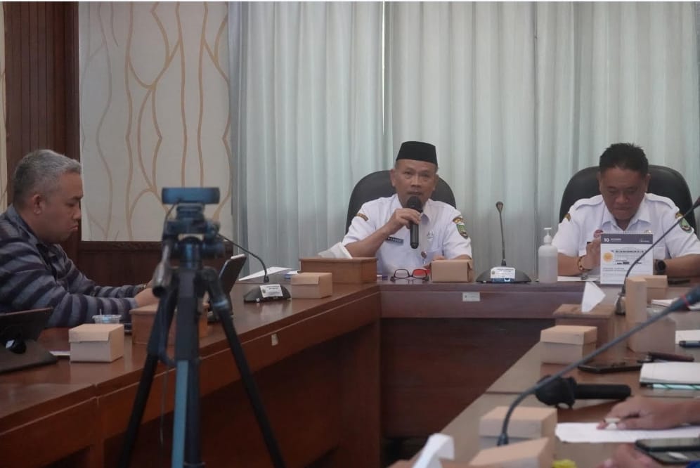 TARGET: Sekda Blora dan Kepala Bappeda Blora saat melakukan penilaian inovasi dan sosialisasi dalam pelaksanaan IGA 2024. (ARIF FAKHRIAN KHALIM/RADARPATI.ID)