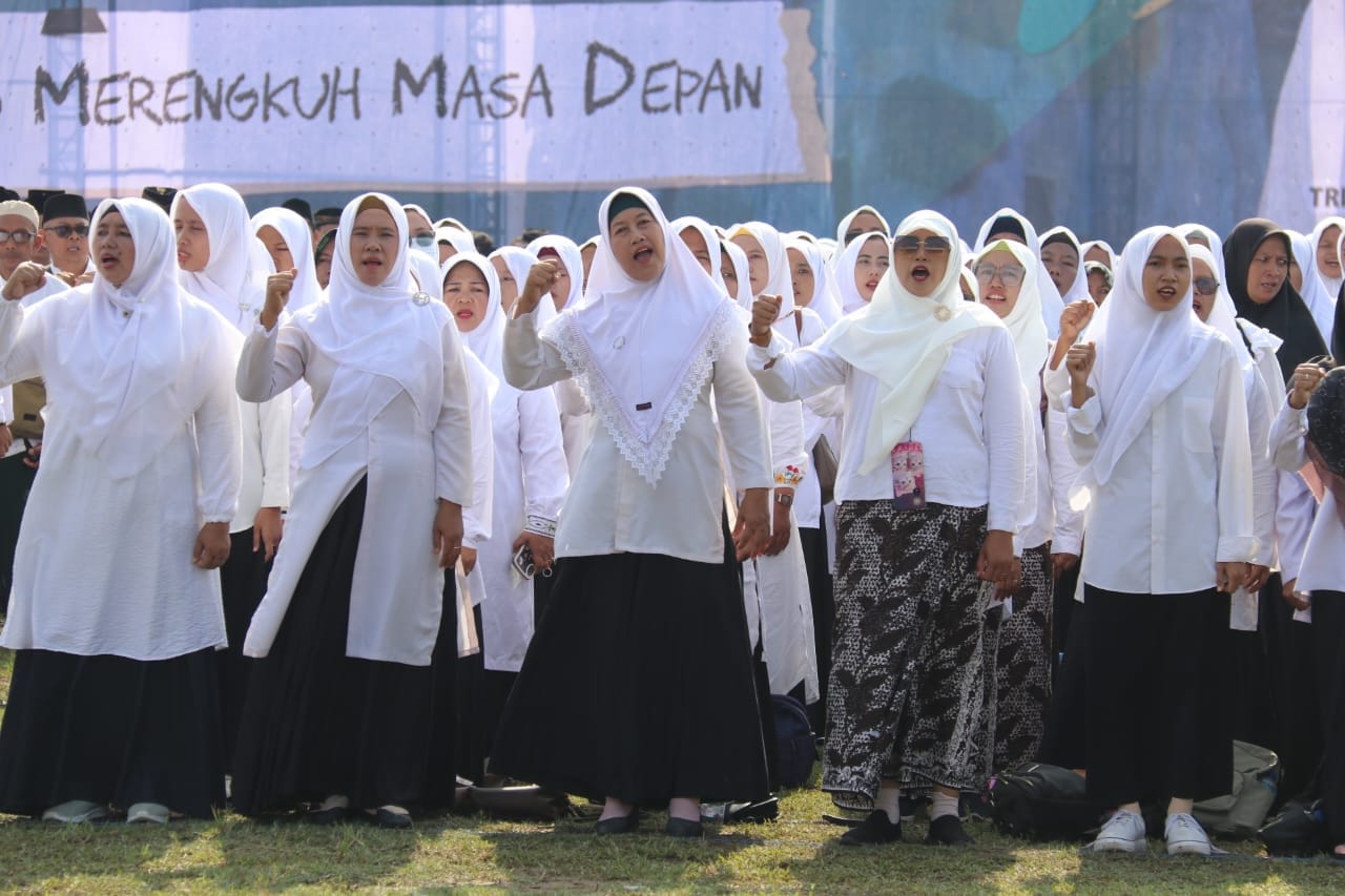 SEMANGAT HSN: Para Santri melaksanakan kegiatan upacara HSN di Lapangan Kridosono baru-baru ini.