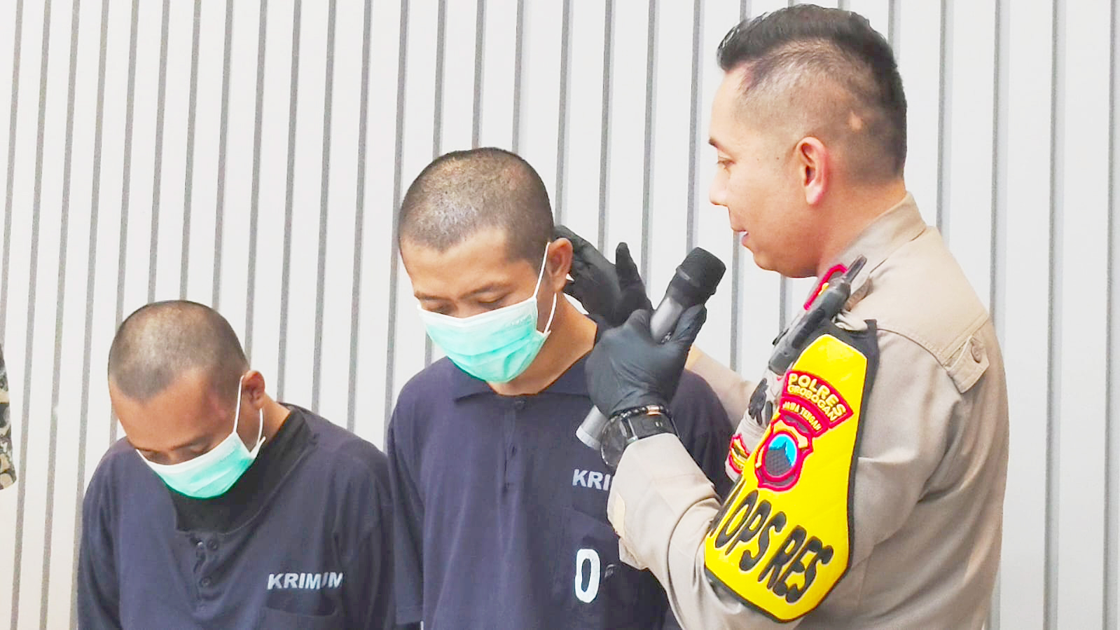 BERIKAN KETERANGAN: Wakapolres Grobogan Kompol Gali Atmajaya menginterogasi tiga tersangka curanmor di wilayah Polres Grobogan (25/10). (SIROJUL MUNIR/RADAR KUDUS)