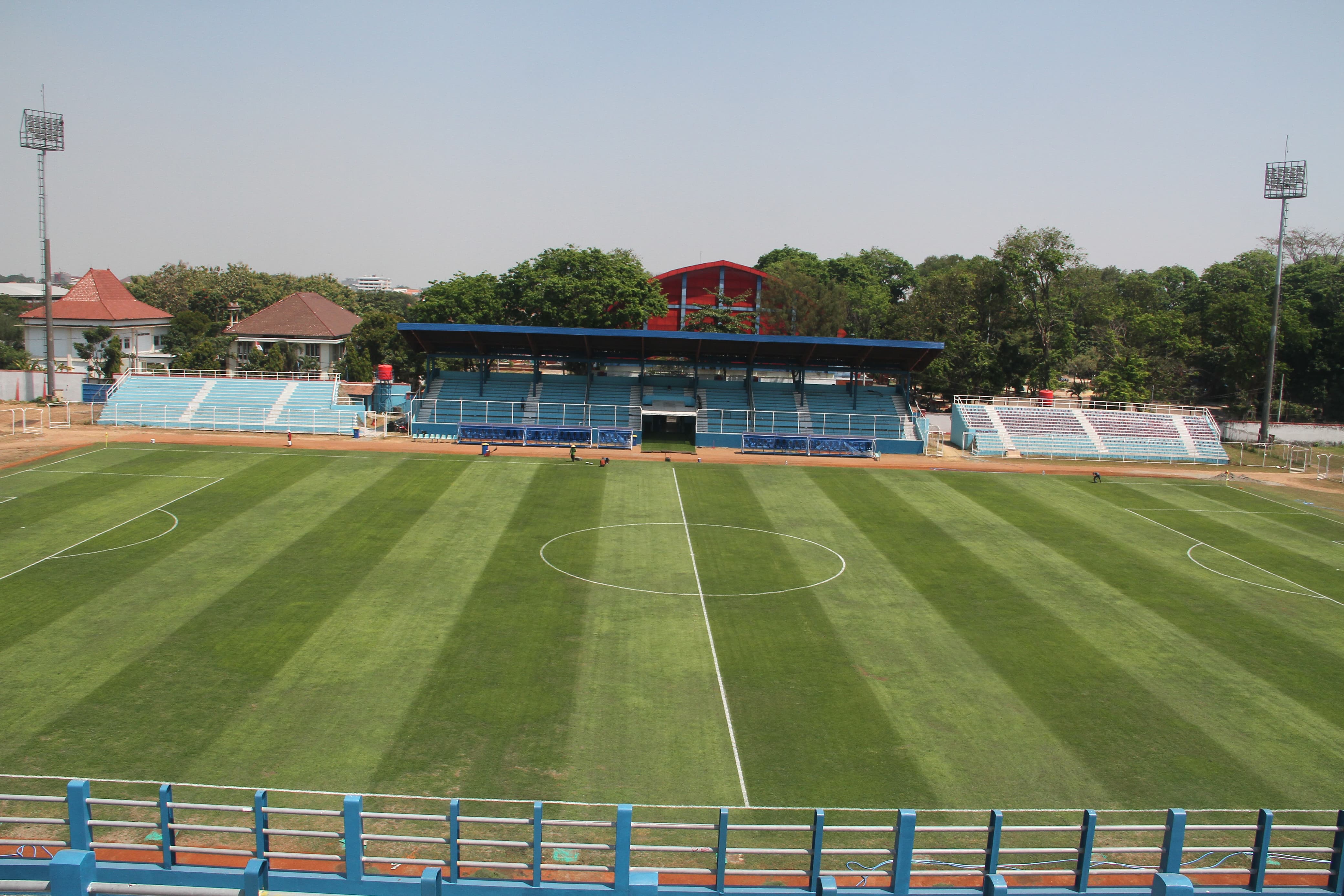 DIPERCANTIK: Pemandangan Stadion Wergu Wetan markas Persiku dari tribun timur. (GALIH ERLAMBANG W/ RADAR KUDUS)