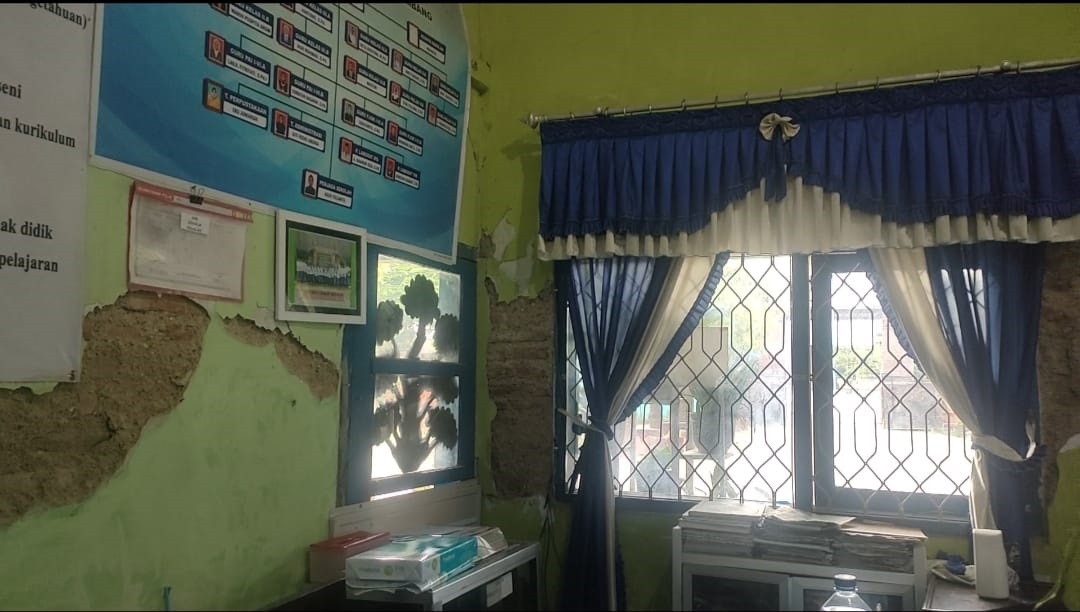 BELUM DIBERSIHKAN: Kondisi plafon kelas V A SDN 1 Pamotan yang ambyar beberapa waktu lalu.