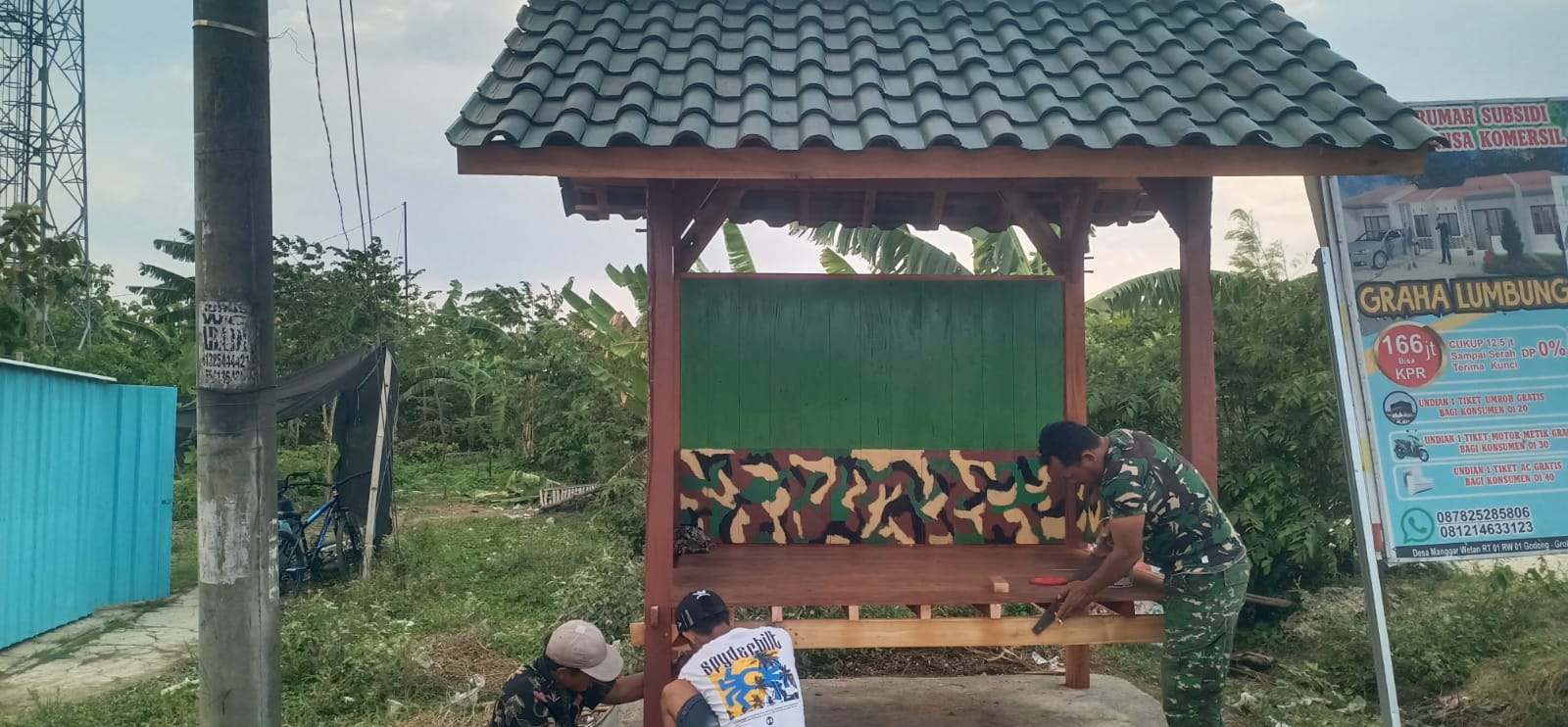 REHAB: Anggota Koramil 04/Godong saat melakukan rehab pos kamling di lokasi TMMD Sengkuyung Desa Harjowinangun Kecamatan Godong.