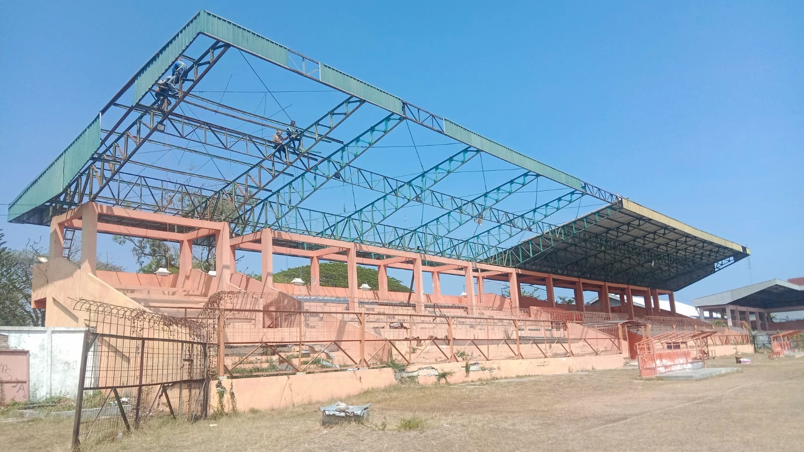 BUTUH SENTUHAN: Atap Stadion Krida Rembang mulai diperbaiki secara bertahap.