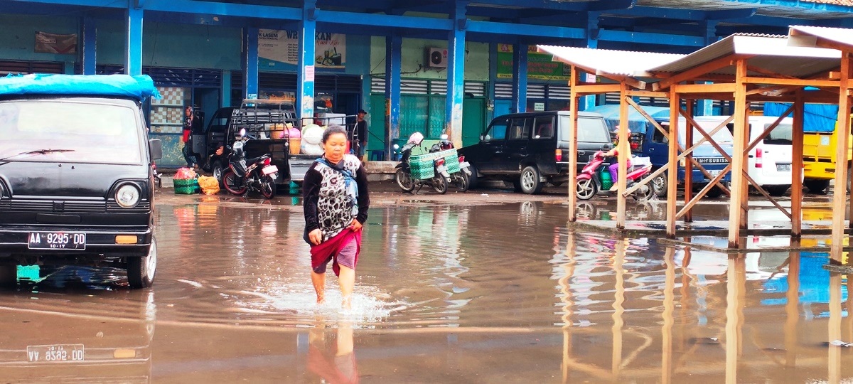 TUNGGU PENUMPANG: Bus mini menunggu penumpang di pintu timur terminal Lasem.