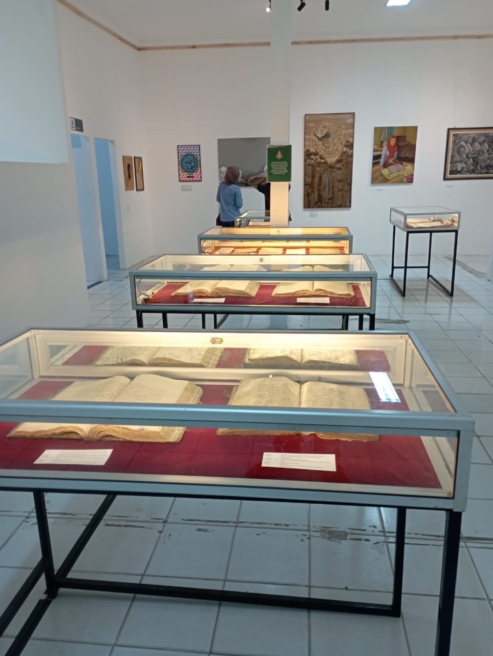PAMERAN: Lukisan dari pelaku seni yang dipamerkan di Blora Creative Space. (ARIF FAKHRIAN KHALIM/RADARPATI.ID)