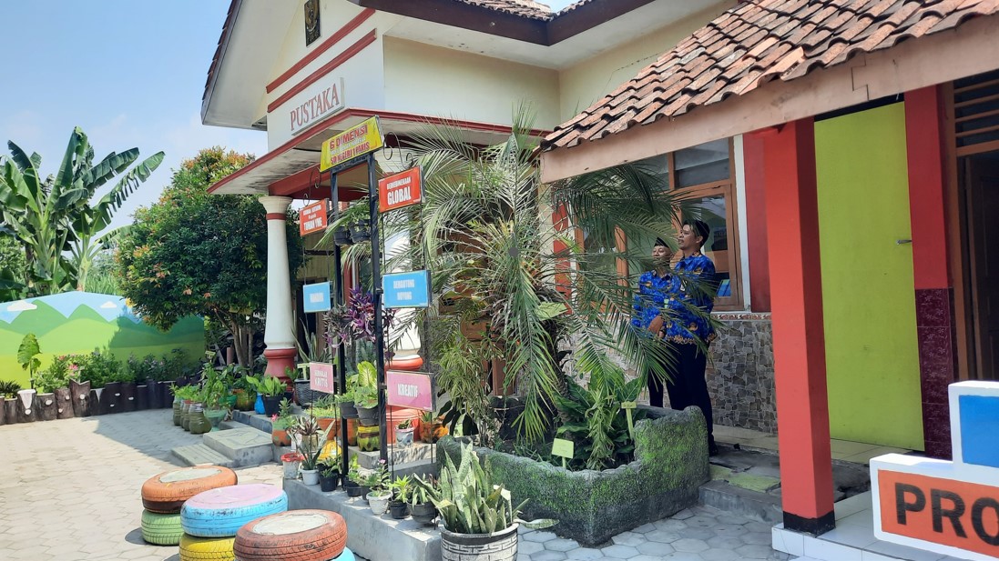 DITINJAU: Tim penilaian sekolah adiwiyata mulai melakukan penilaian di 27 sekolah di Kabupaten Grobogan.
