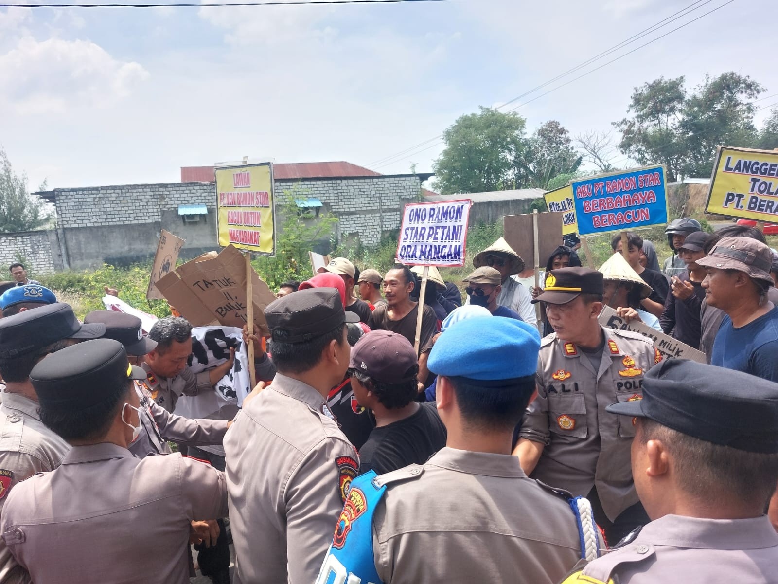 GERUMBEL: Masyarakat memaksa masuk wilayah pabrik di Desa Langgenharjo, Juwana kemarin.