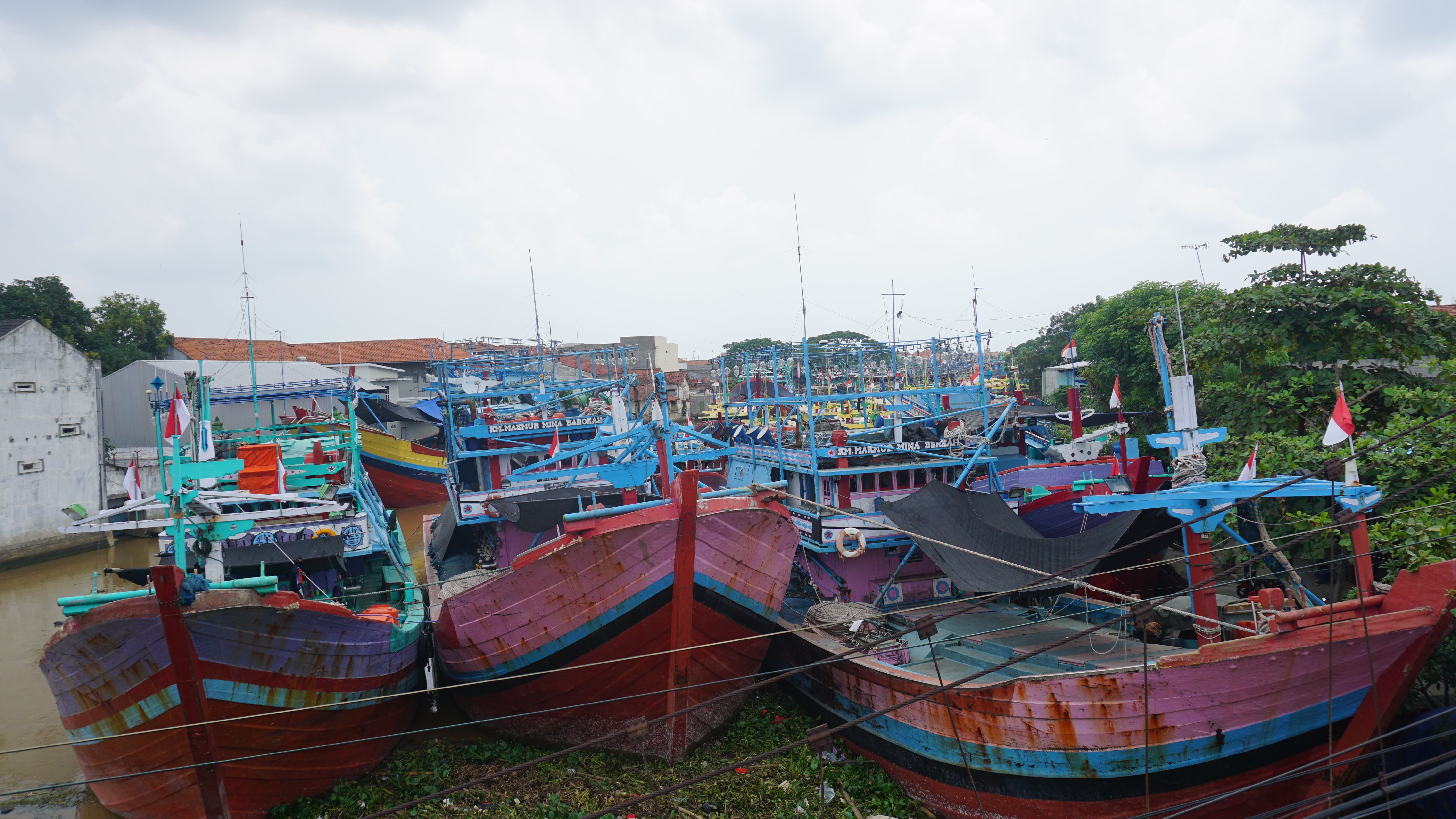 BERDERET: Sebuah kapal ikan berparkir di area Pelabuhan perikana Juwana belum lama ini.