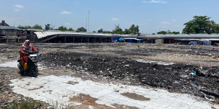 BUTUH PERBAIKAN: Seorang pengendara sepeda motor melintas di Pasar Ngawen yang belum tersentuh perbaikan. (ARIF FAKHRIAN KHALIM/RADARPATI.ID)