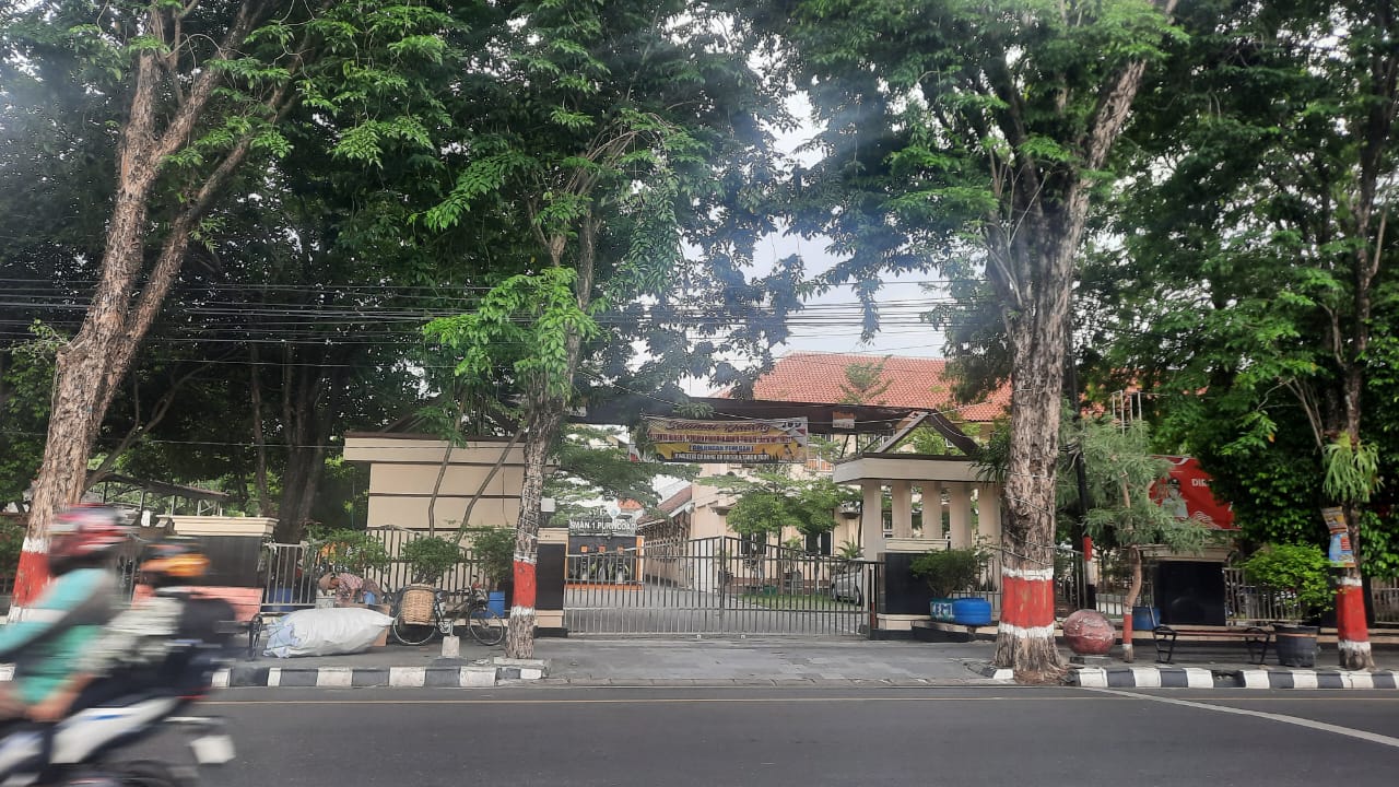 LALU LINTAS: Kondisi arus lalu lintas di depan SMAN 1 Purwodadi.