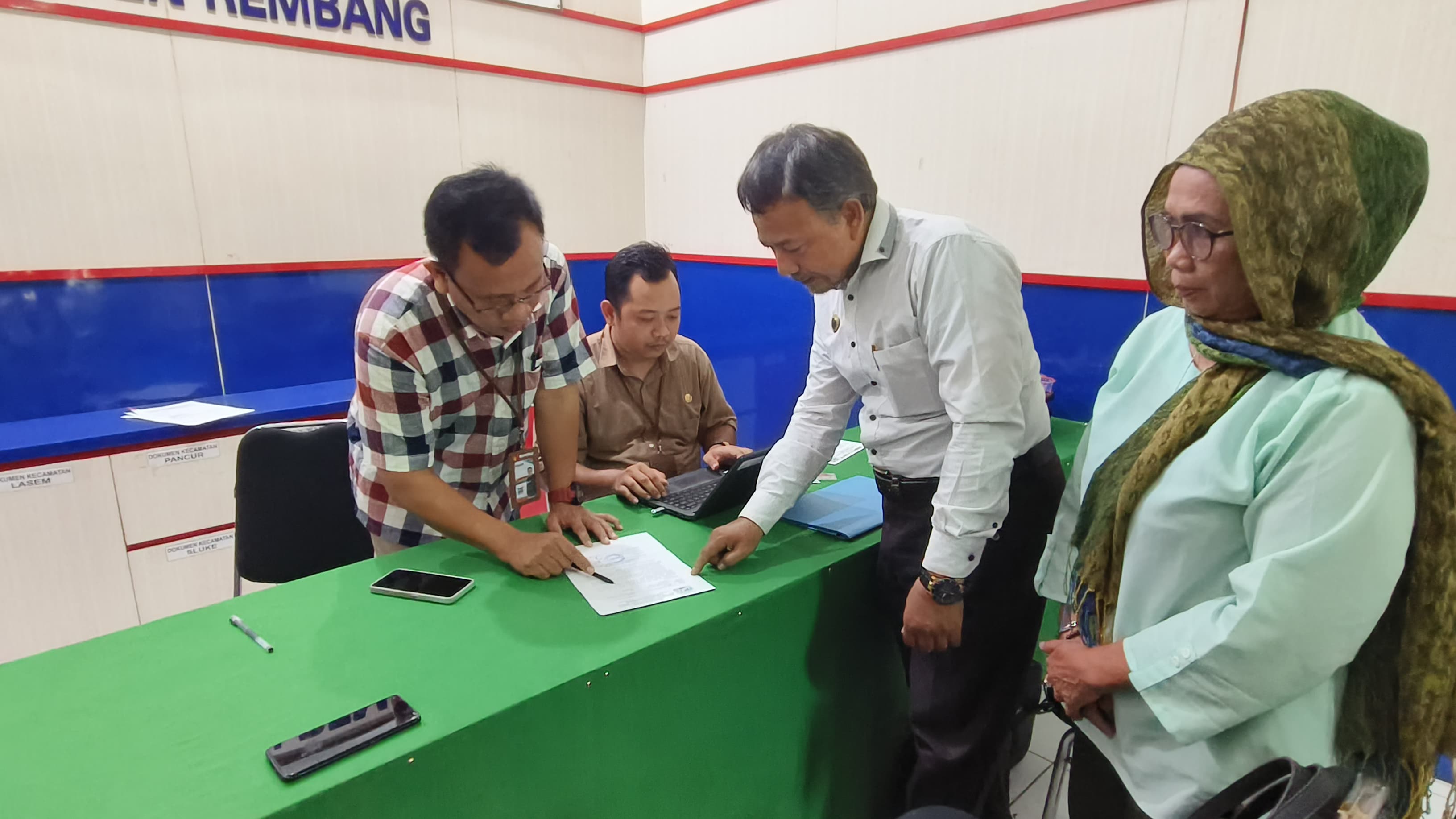 TERIMA LAPORAN : Bawaslu Rembang menerima laporan dari Tim Kuasa Hukum Paslon 01 melaporkan dugaan Kades Sumbermulyo, Sale, tak netral dalam Pilkada Rembang 2024. (DOK. RADAR PATI)