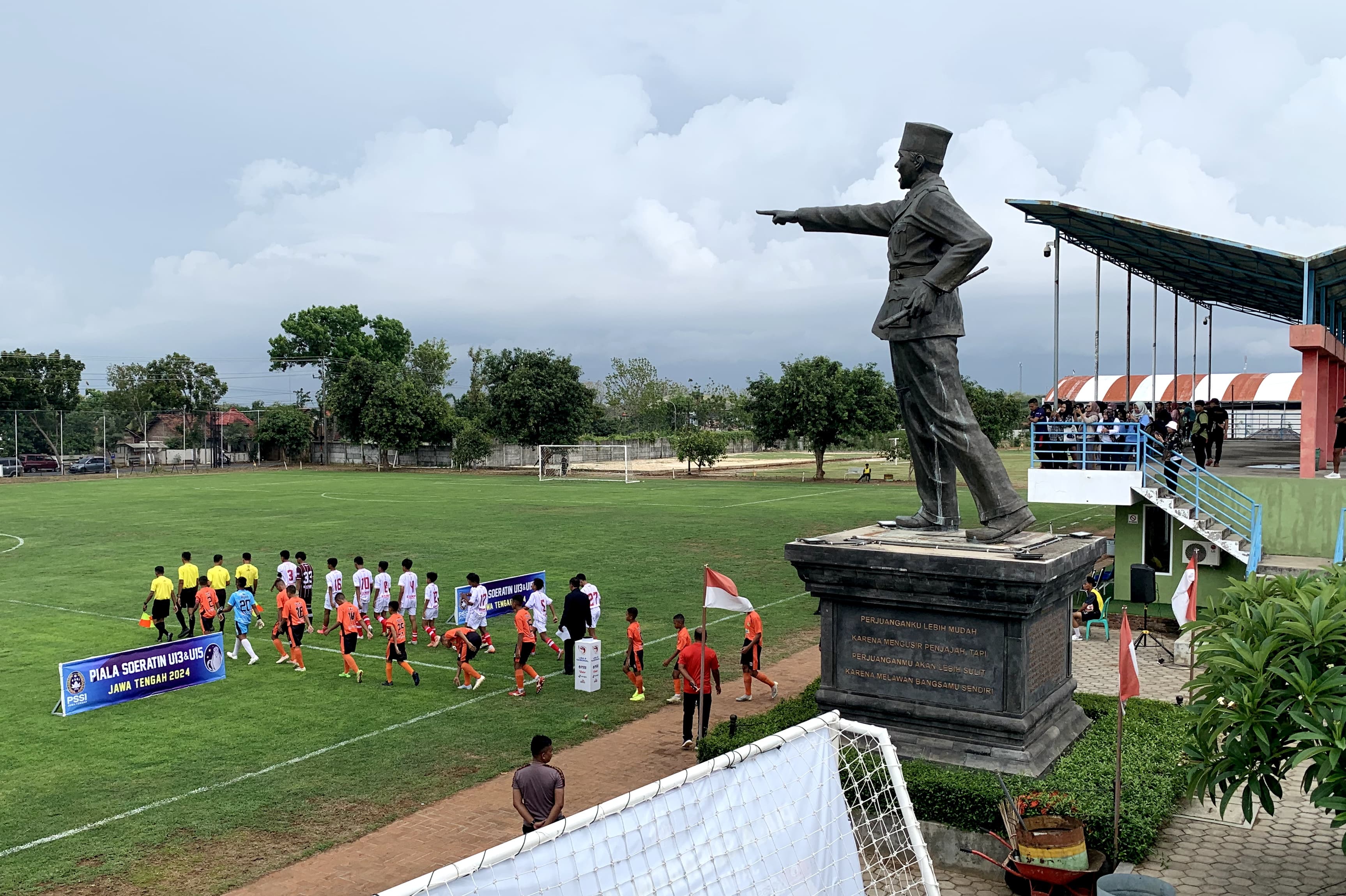 KEHORMATAN : Tampak dua kesebelasan sedang memasuki lapangan di Gelora Soerkarno Mojoagung Trangkil Pati. (SPSS UNTUK RADAR PATI)