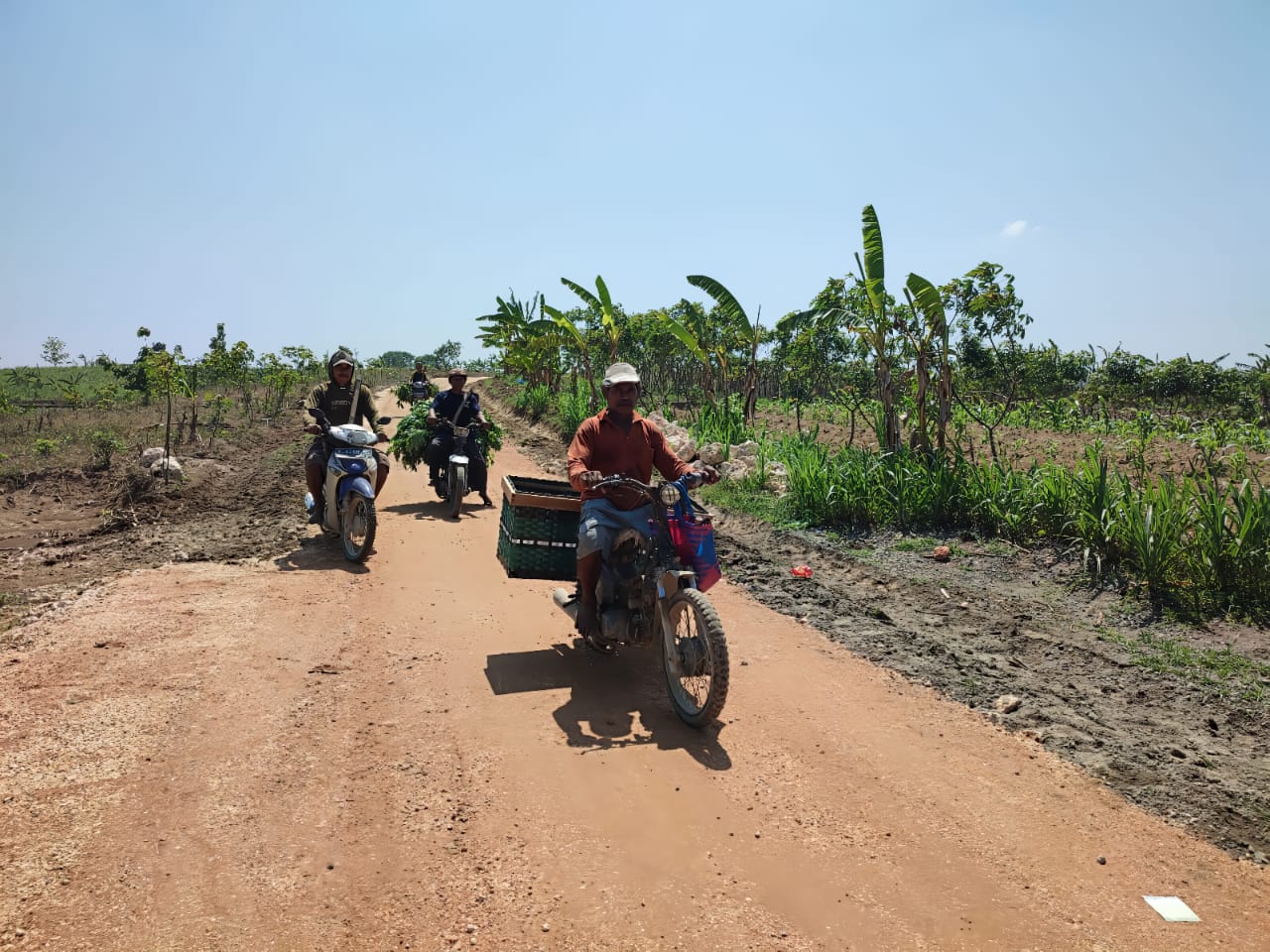 LANCAR: Warga Dusun Kedung Kenongo, Desa Sidomulyo, Kecamatan Banjarejo, melewati jalan makadam hasil TNI Manunggal Membangun Desa (TMMD) ke-122 Kodim 0721/Blora.