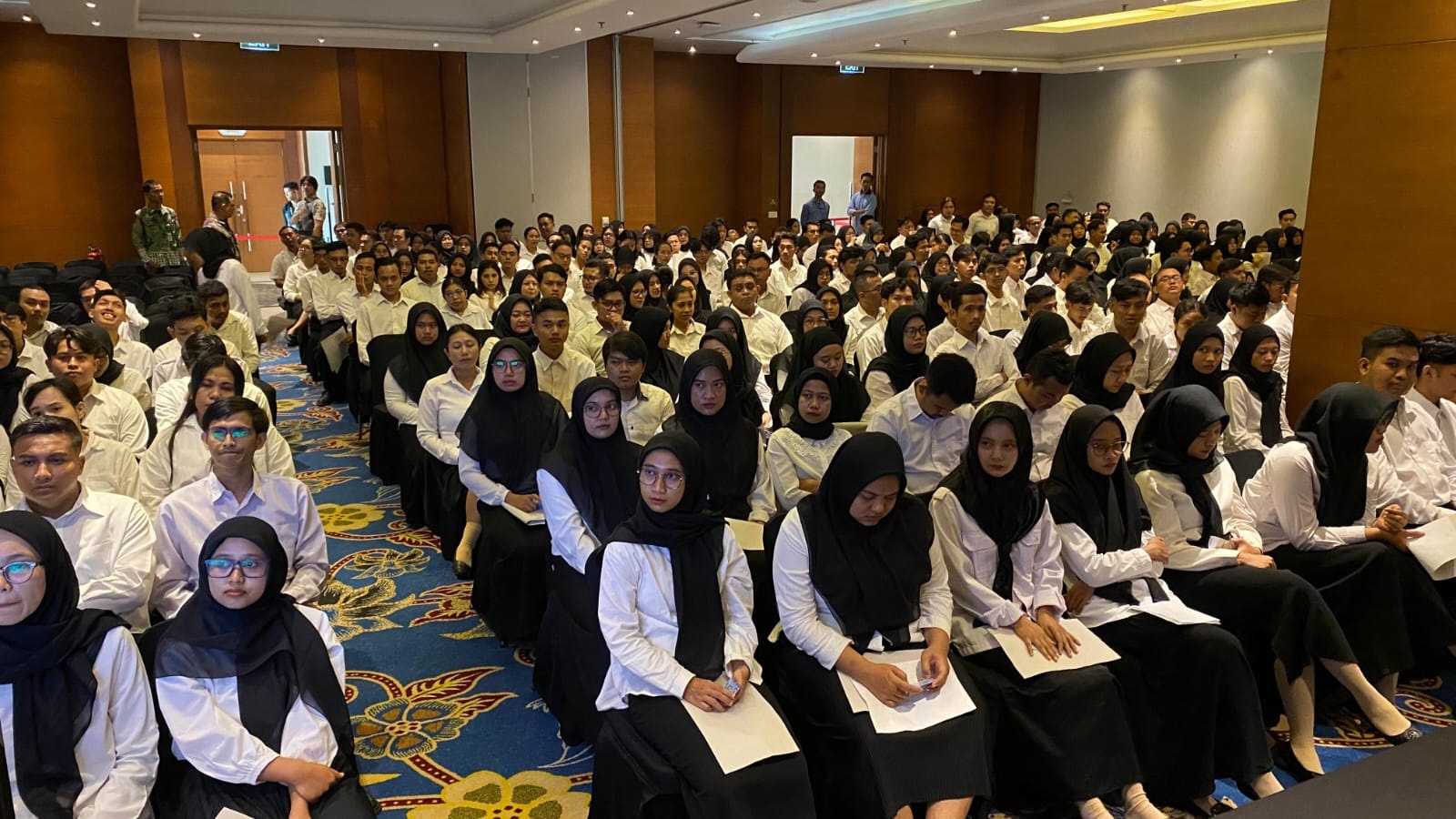 SELEKSI: Peserta tes CPNS Pemkab Rembang mendengarkan arahan di Hotel Sahid Raya Jogjakarta.