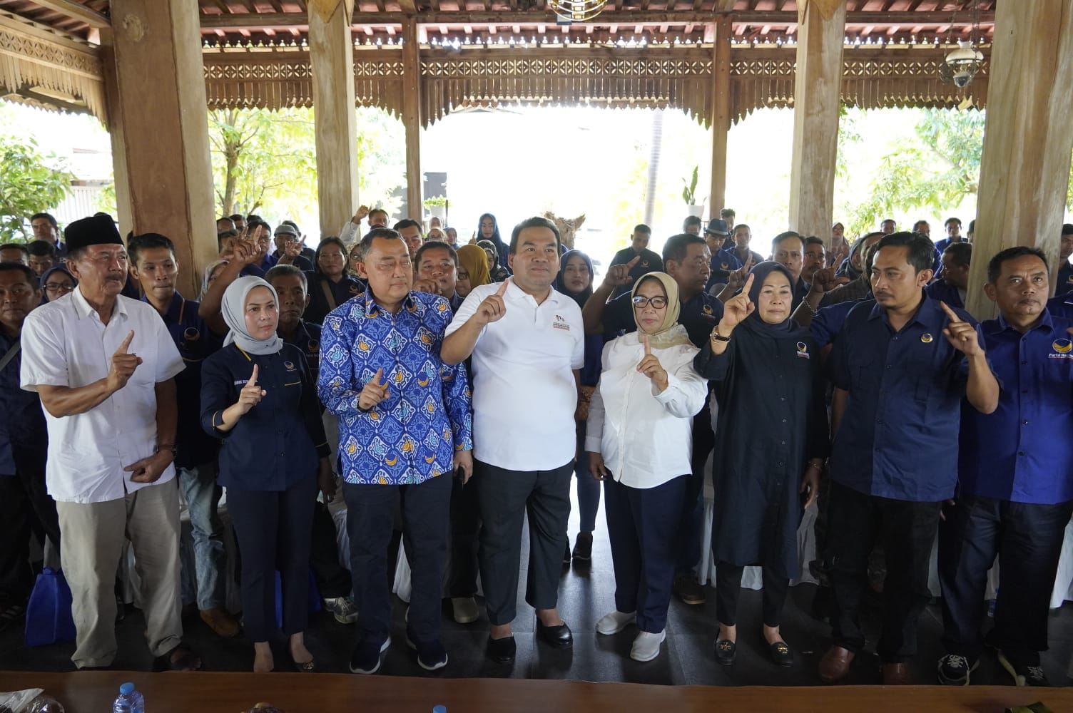 DEKLARASI: Arief Rohman-Sri Setyorini saat deklarasi bersama relawan pemenangan