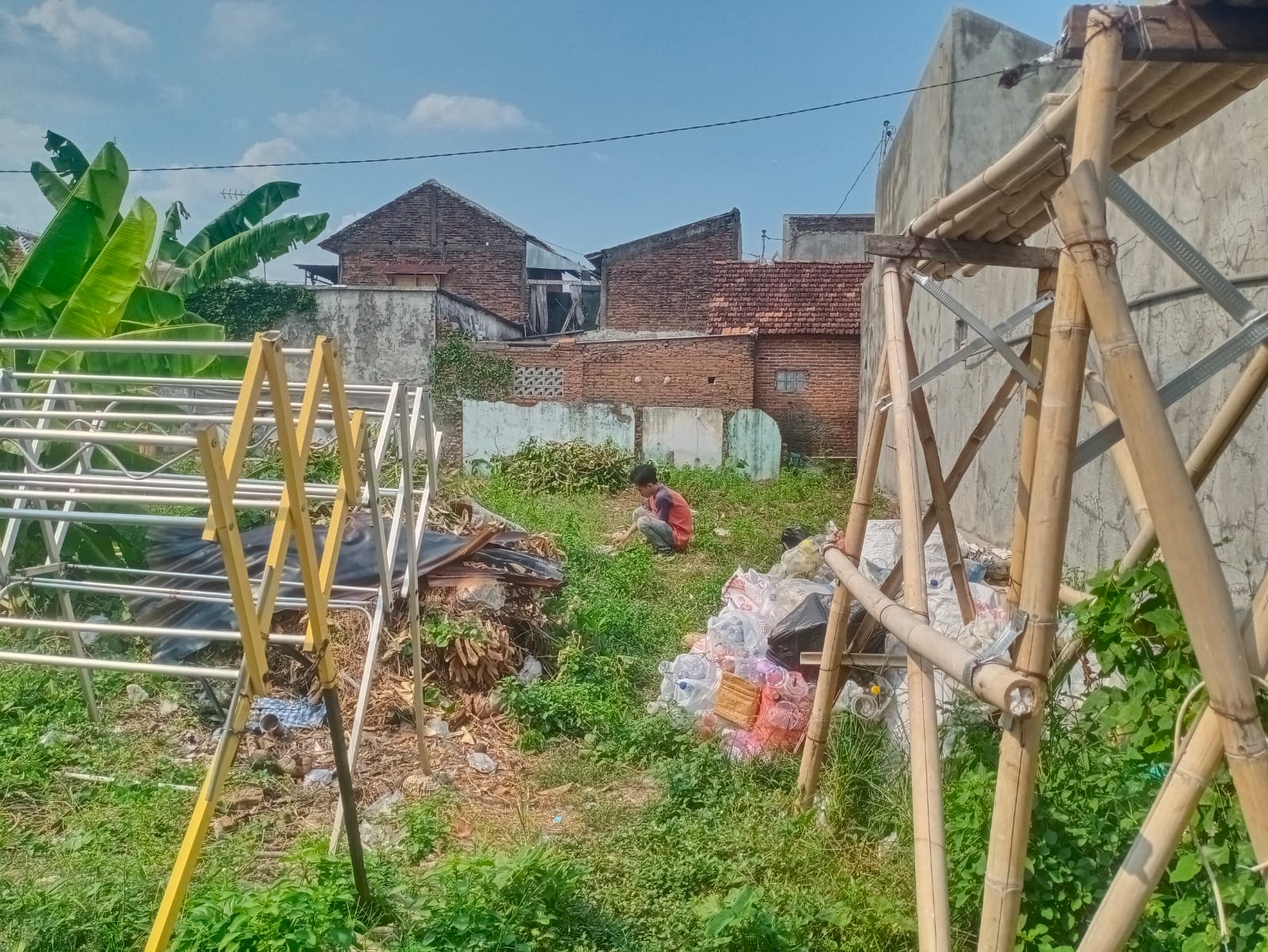 TINGGAL TANAH: Tanah seluas 200 meter persegi di Desa Barongan, Kota, Kudus, yang dulunya menjadi rumah BI, terduga teroris (5/11). (ANDIKA TRISNA SAPUTRA/RADAR KUDUS)