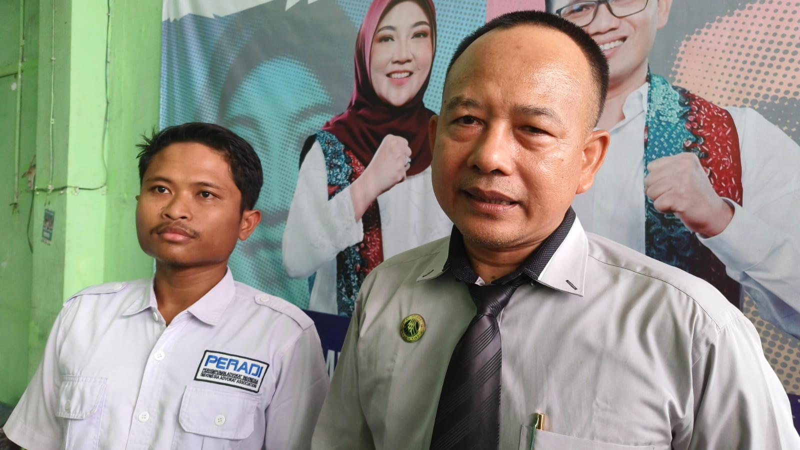 TEGAS: Ali Hadi, Koordinator Tim Hukum Pasangan Calon (Paslon) Bupati-Wakil Bupati Rembang nomor urut 01 memberikan keterangan pers kemarin.