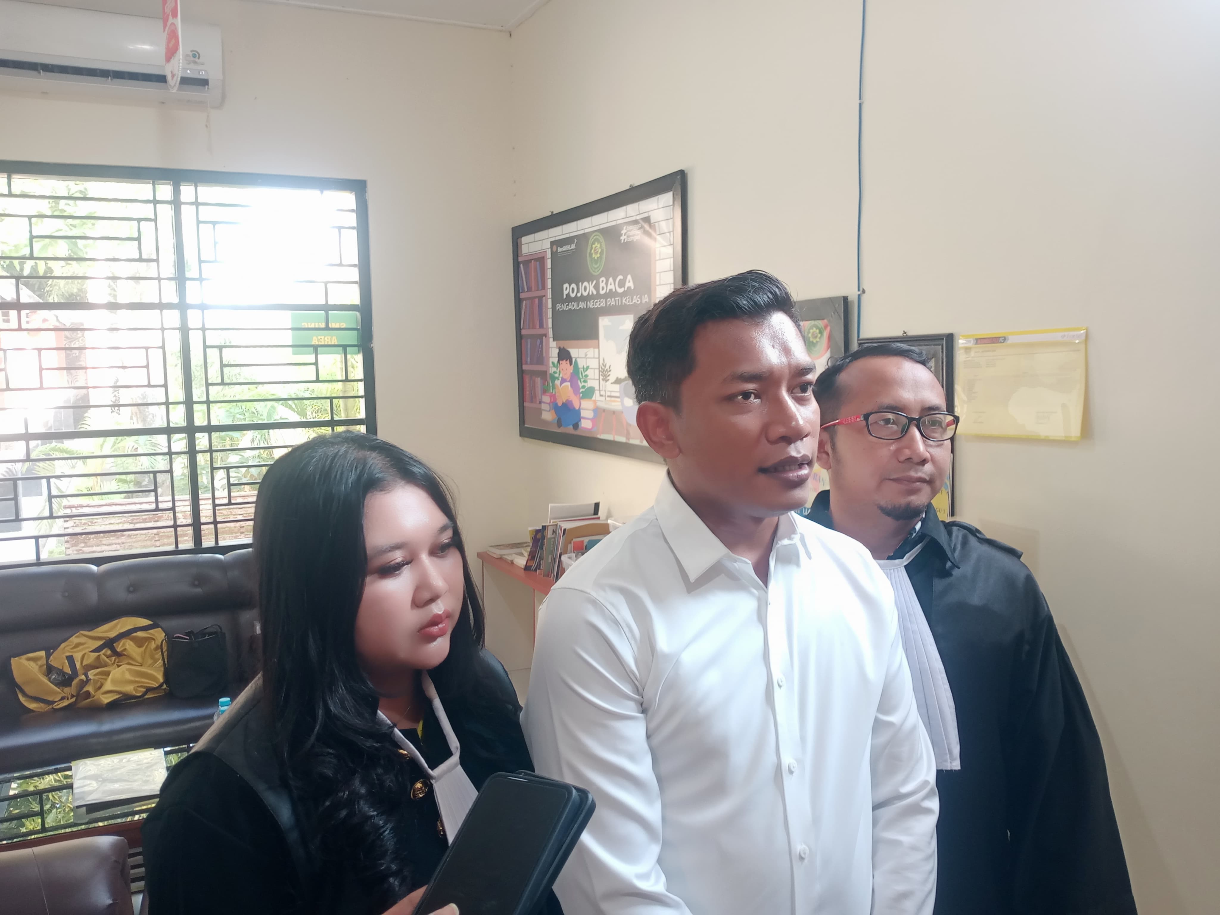 PANTANG MENYERAH : Tim Hotman 911 memberikan keterangan terkait upaya peninjauan kembali kasus pembunuhan ABK di Juwana tahun 2023 lalu. (DOK TIM HOTMAN 911)