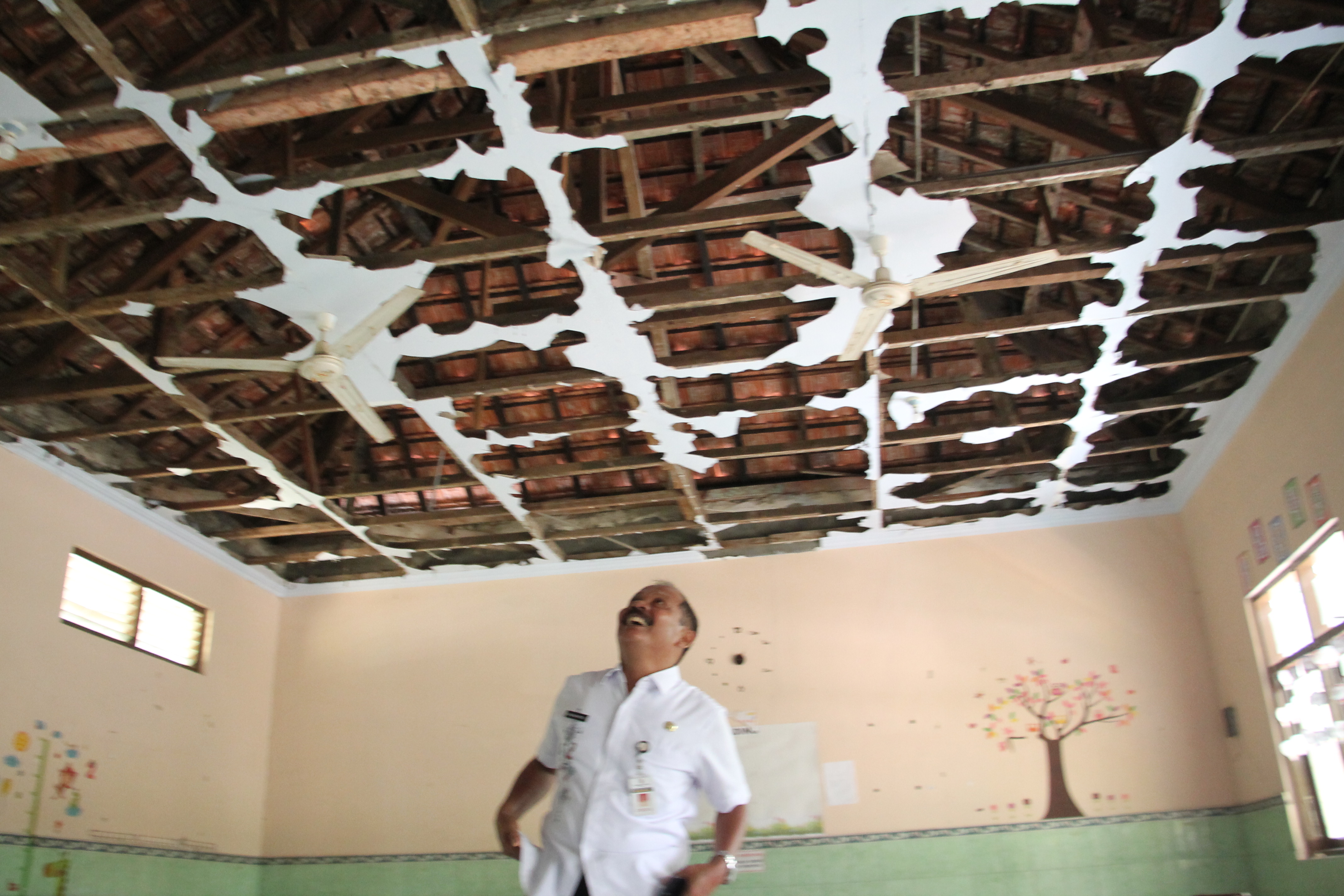 ATAP JEBOL: Anggota DPRD dan Disdikpora Kudus melihat kondisi SDN 1 Terban Jekulo Kudus yang rusak. (DONNY SETYAWAN/RADAR KUDUS)