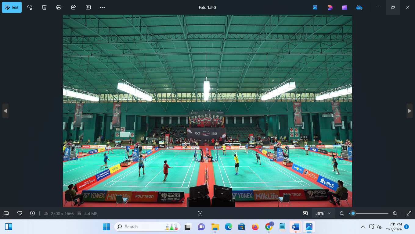 NAFAS BARU: Atlet bulu tangkis bersaing di turnamen Polytron Gubernur Cup 2024 di GOR Djarum, Jati Kudus.  (HUMAS UNTUK RADAR KUDUS)