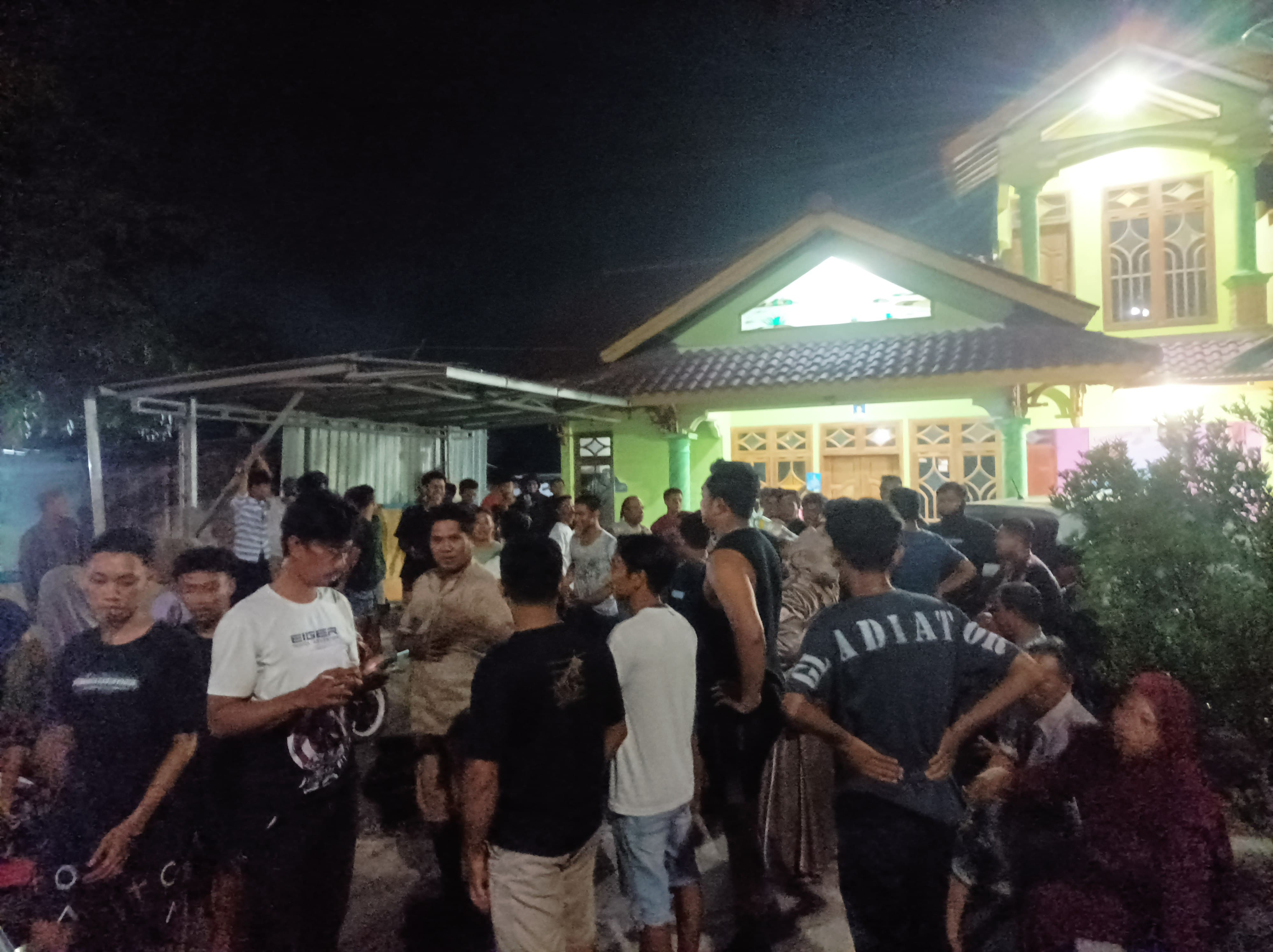 MARAH : Ratusan orang menggeruduk rumah kepala Desa Tawangharjo Wedarijaksa menggeruduk rumah kepala desa karena dugaan kecurangan pengisian perangkat desa. (WARGA UNTUK RADAR PATI)