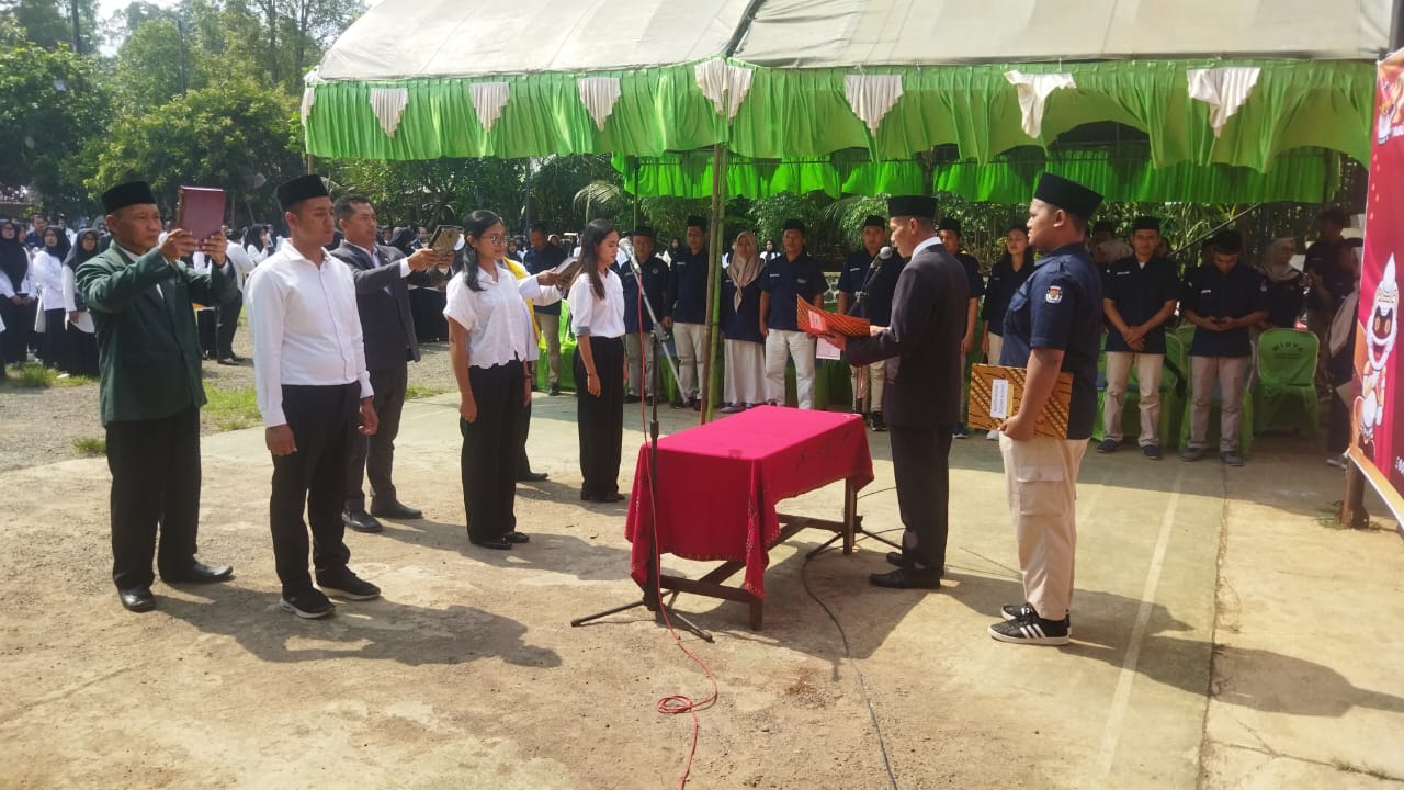 EMBAN AMANAH: Kegiatan pelantikan anggota KPPS yang akan bertugas dalam Pilkada pada 27 November mendatang. (ACHMAD ULIL ALBAB/RADAR PATI)