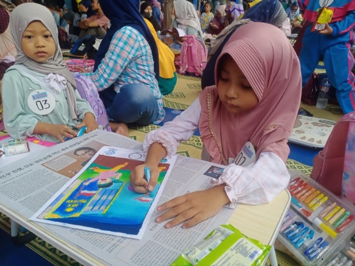 LOMBA MEWARNAI: Peserta mengikuti lomba mewarnai MUJAKU KIDS FUN di MI Mujaku Kudus kemarin. ANDIKA TRISNA SAPUTRA/RADARPATI.ID