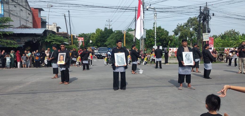 HIKMAD &ndash; Komunitas Ontel Batas Kota Purwodadi melakukan upacara Hari Pahlawan pas pukul 10.00 WIB di perempatan Danyang, Purwodadi, kemarin. SIROJUL MUNIR/RADARPATI.ID