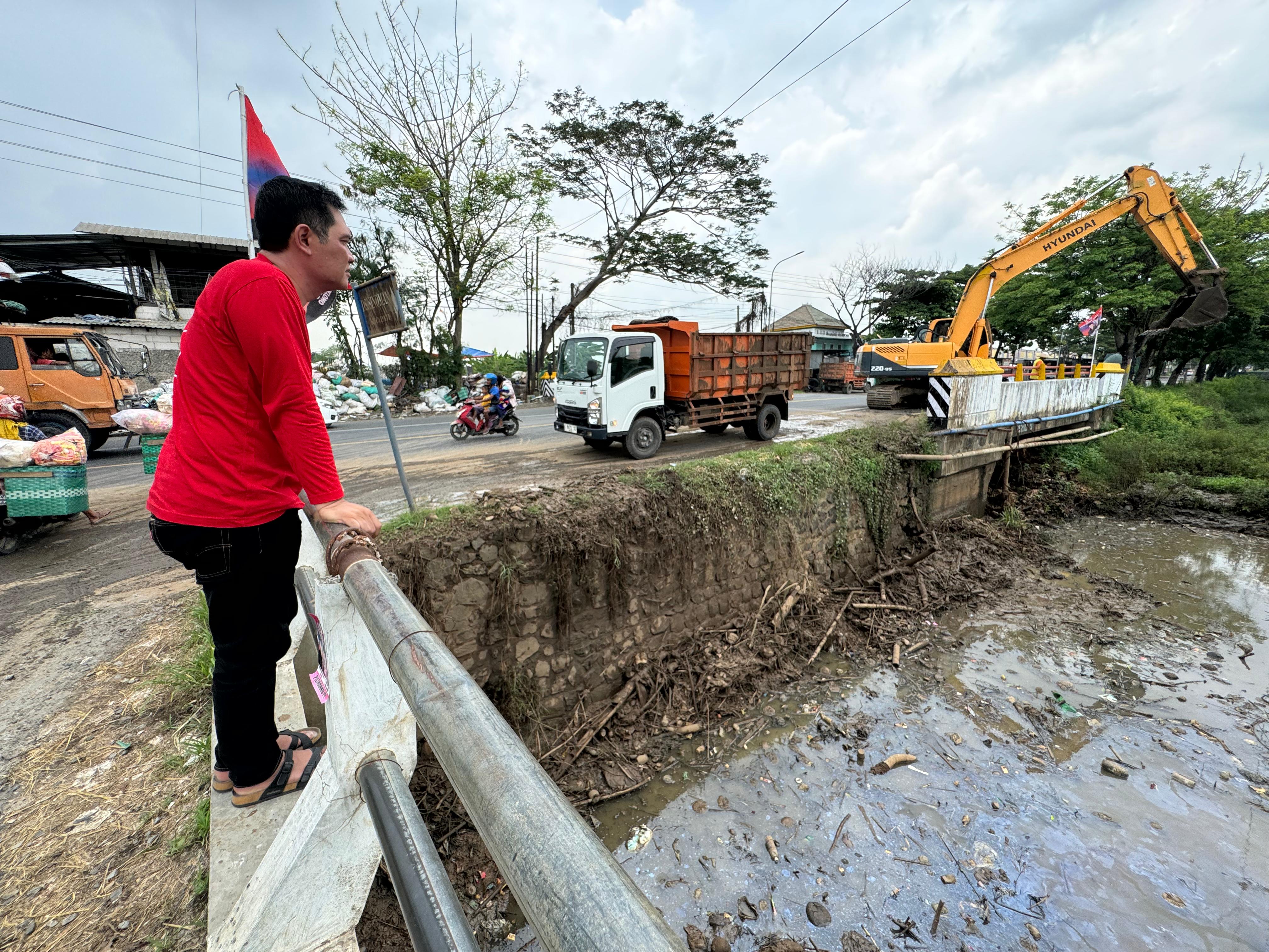 SIGAP : Calon Bupati Pati nomor urut 2 Wahyu Indriyanto memantau alat berat yang membersihkan aliran Sungai Simo. (TIM WAHYU &ndash; SUHARYONO UNTUK RADAR PATI)