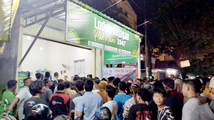 LUDES: Warga antusias mengantre nasi lodeh gratis di kawasan perempatan Bejagan kemarin malam. Diketahui nasi lodeh gratis dari paslon Hartopo-Wahib. (HARTOPO UNTUK RADAR PATI)