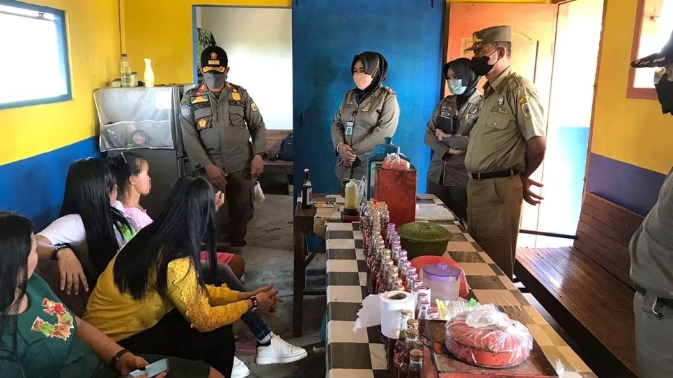 HIBURAN: Pengunjung duduk di bangku salah satu tempat hiburan malam di wilayah Kecamatan Margorejo belum lama ini. (ANDRE FAIDHIL FALAH/RADARPATI.ID)