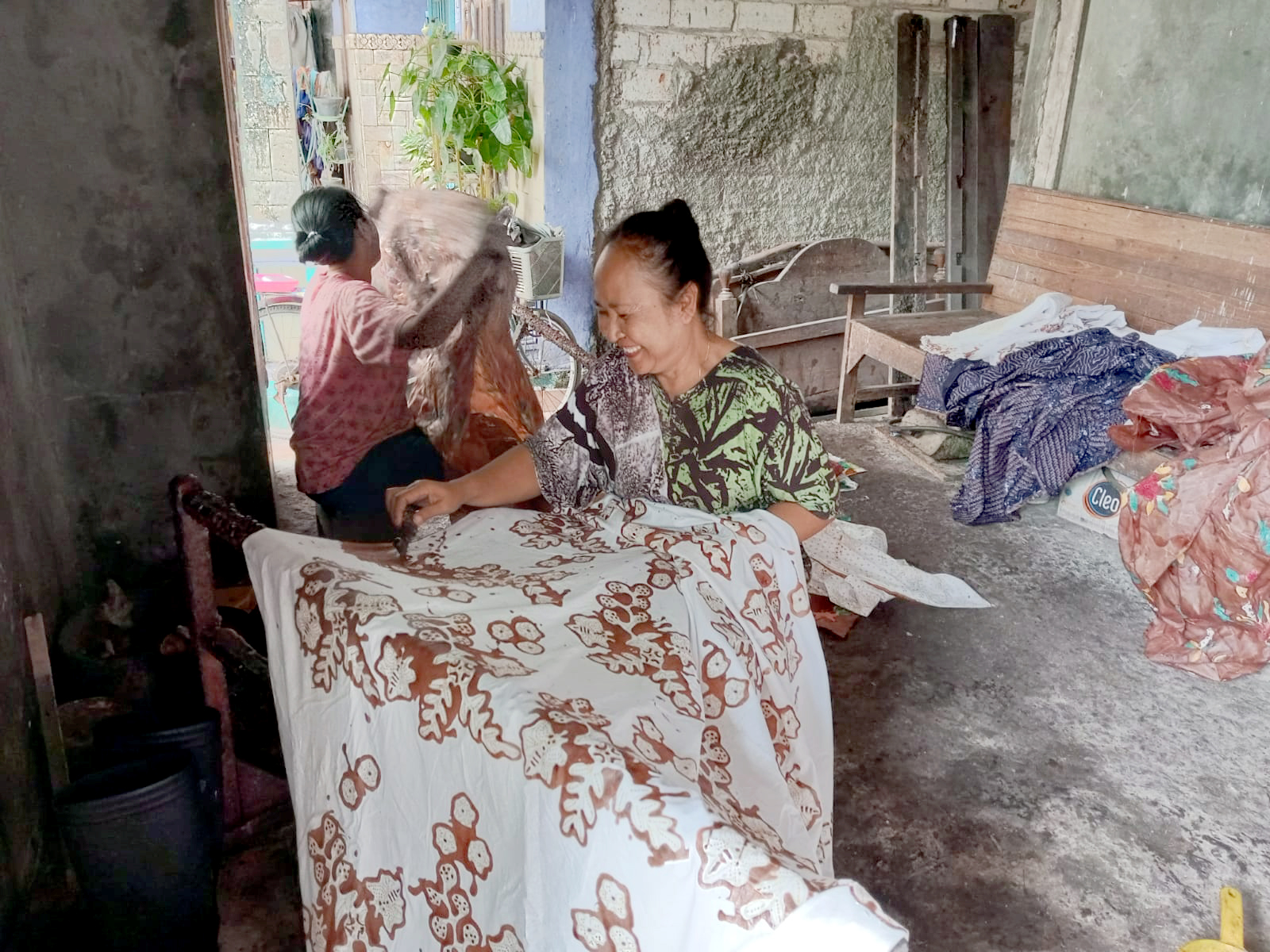 BERKUALITAS: Batik Bakaran yang dijual di Plaza Pragolo dijamin asli batik tulis. (ACHMAD ULIL ALBAB/RADAR KUDUS)