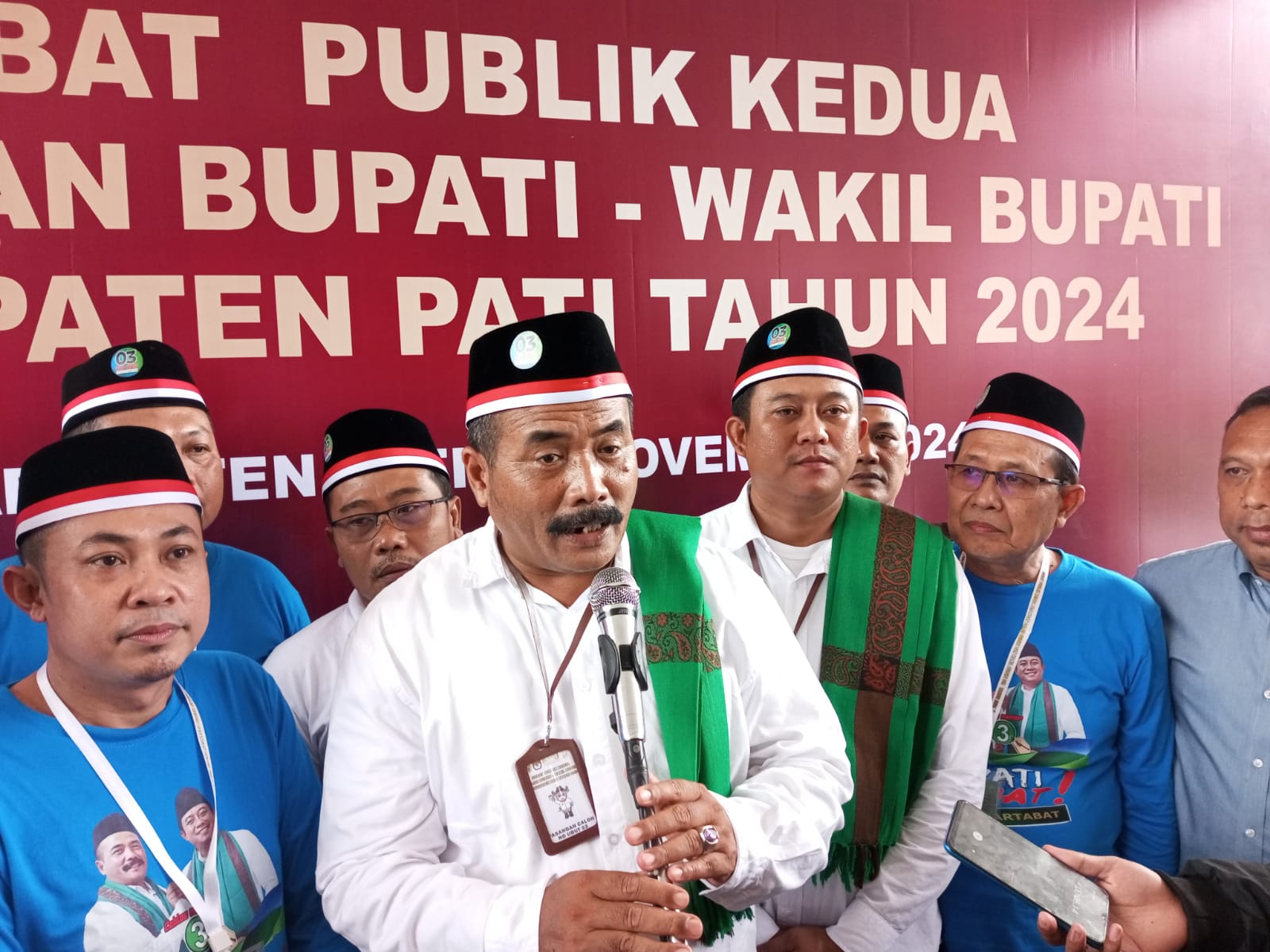 PERINGATKAN: Paslon nomor urut 03 Budi-Novi diwawancarai awak media usai debat Pilkada Pati belum lama ini. (ACHMAD ULIL ALBAB/RADAR KUDUS)