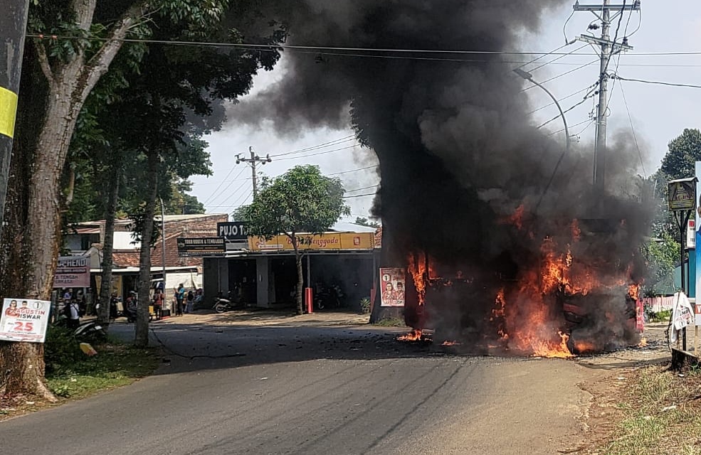 LUDES : Api membakar bus Trans Semarang di Jalan Raya Manyaran &ndash; Gunungpati Rabu (13/11). (M HARIYANTO/RADARPATI.ID)