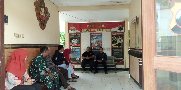 LAPOR: Para orang tua anak sekolah yang ikut mendampingi saat wajib lapor di Polsek Randublatung. Sajam yang dibawa pelajar SMP dan SMA. (EKO SANTOSO/RADARPATI.ID)